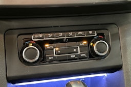 musta Volkswagen Amarok 2015 kuva 15.