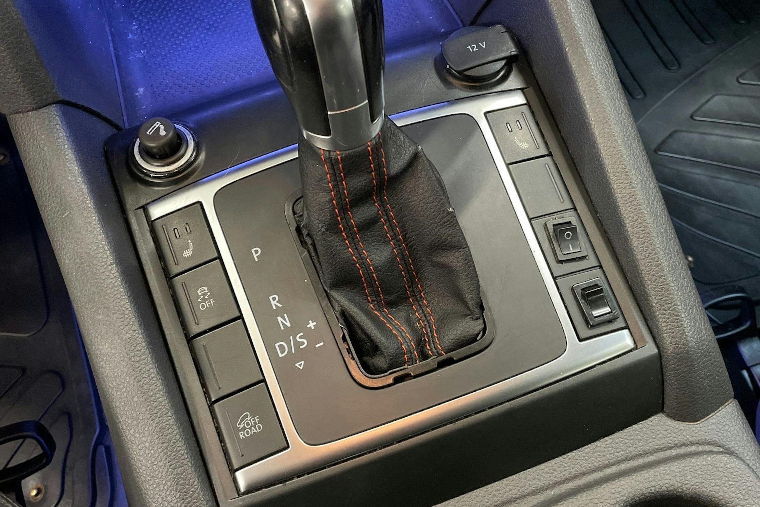 musta Volkswagen Amarok 2015 kuva 16.