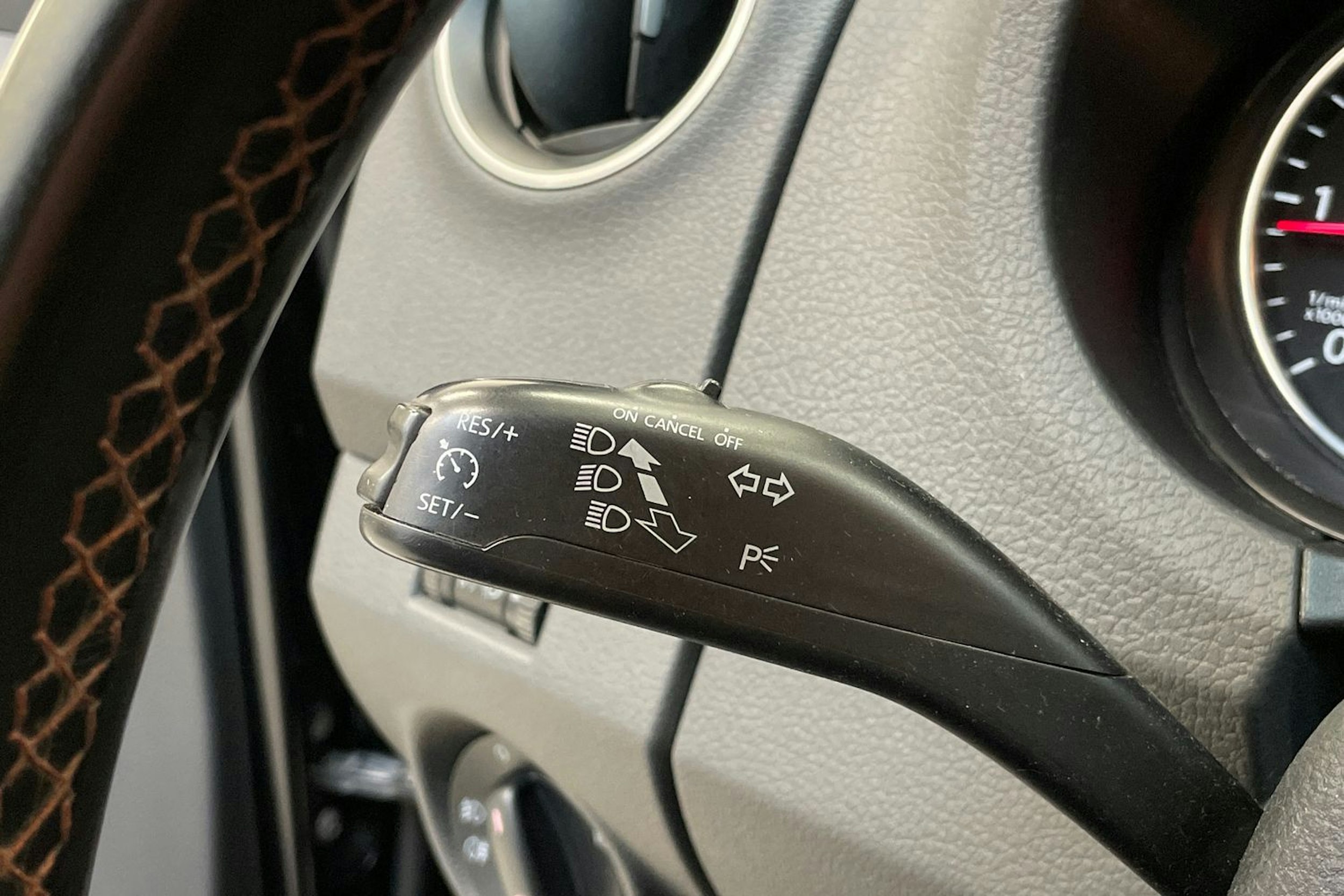 musta Volkswagen Amarok 2015 kuva 17.