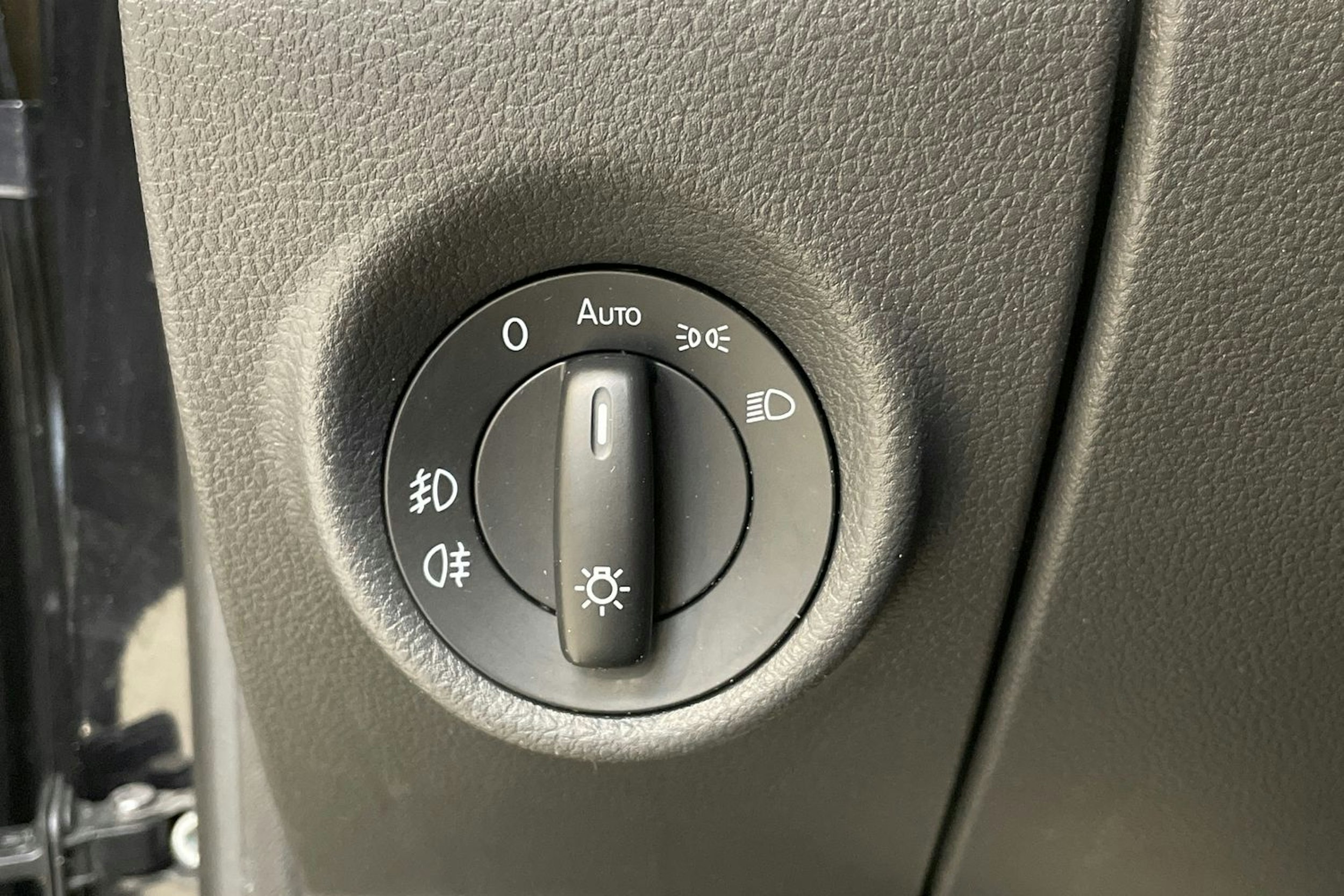 musta Volkswagen Amarok 2015 kuva 20.