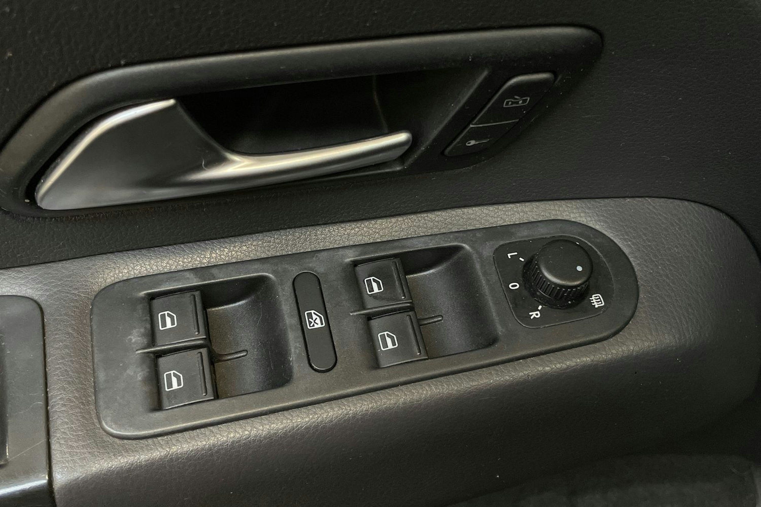 musta Volkswagen Amarok 2015 kuva 21.
