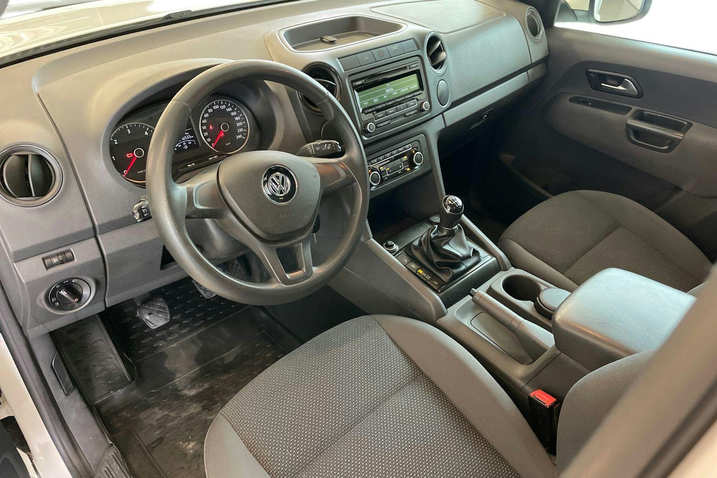 Valkoinen Volkswagen Amarok 2015 kuva 8.