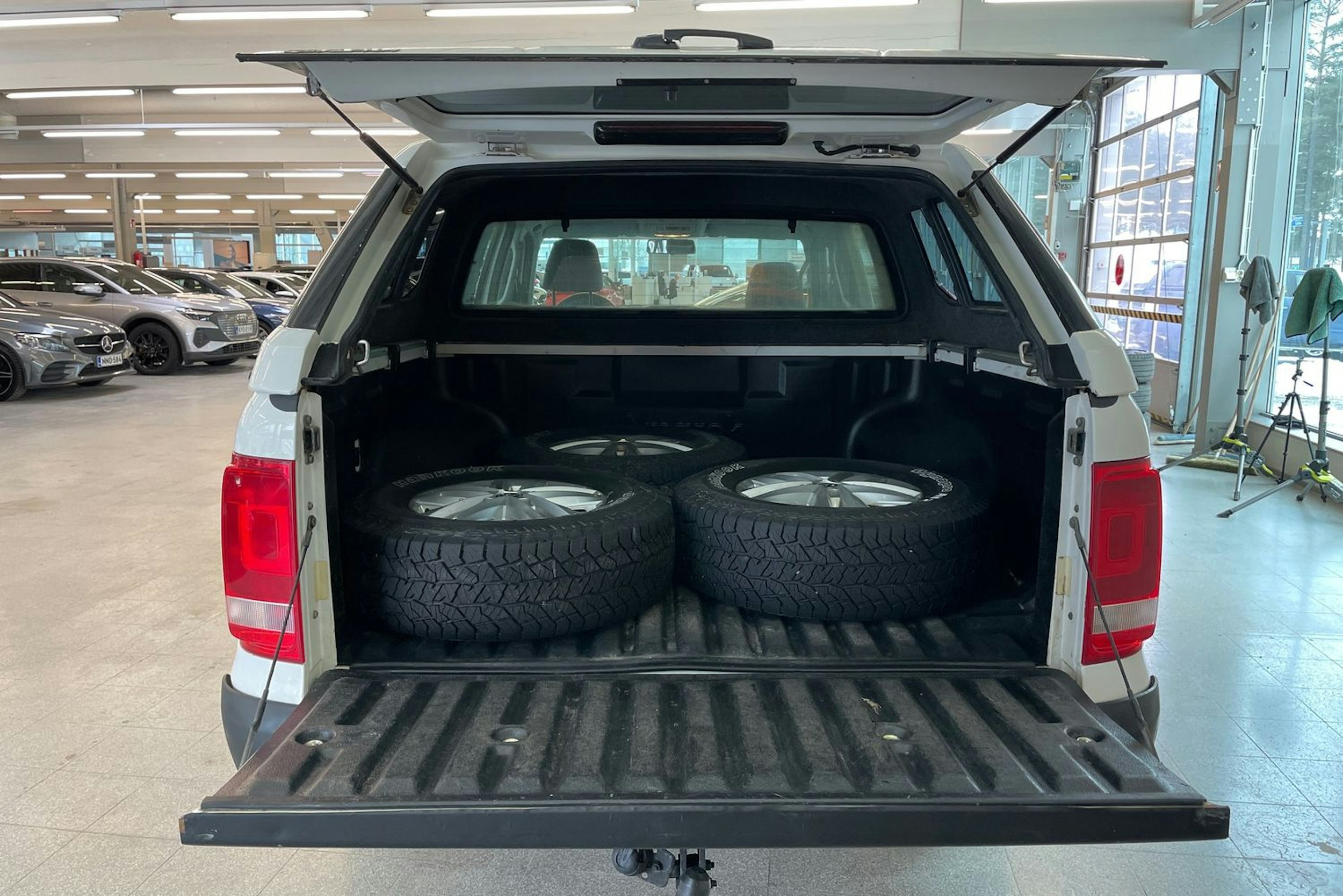 Valkoinen Volkswagen Amarok 2015 kuva 21.