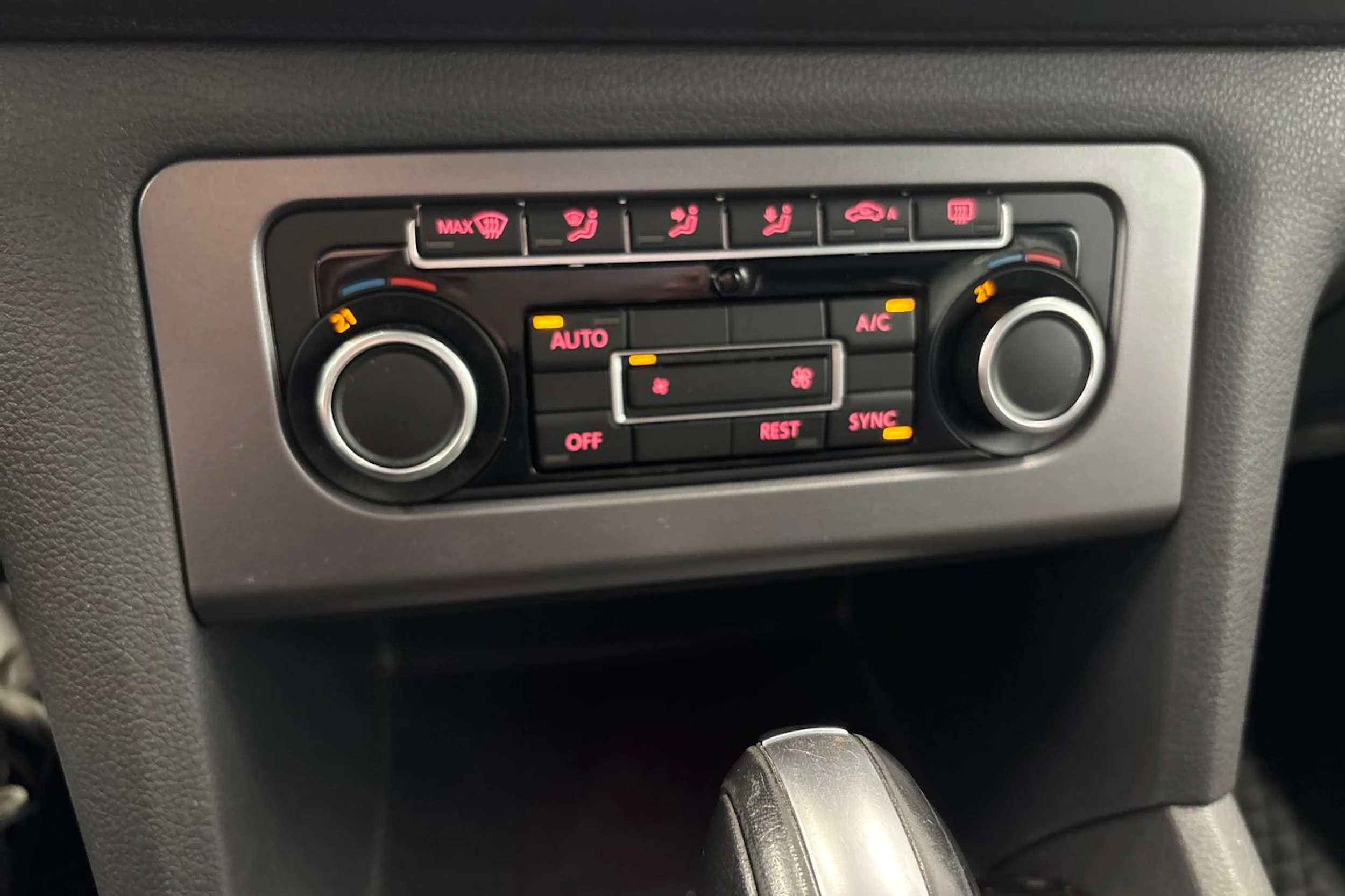 valkoinen Volkswagen Amarok 2015 kuva 13.