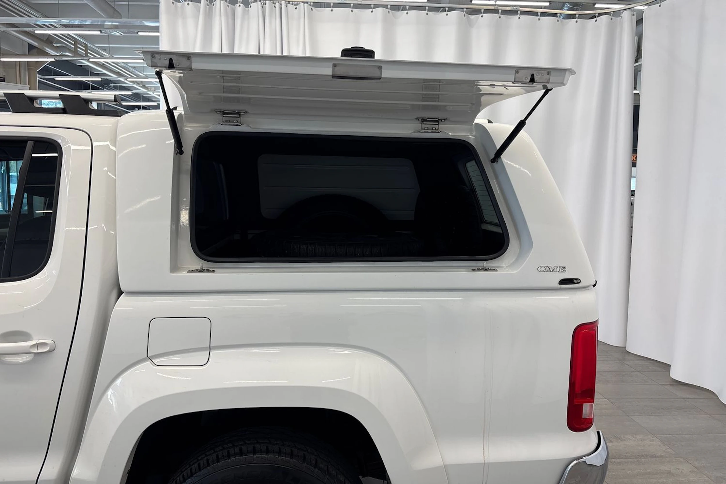 valkoinen Volkswagen Amarok 2015 kuva 24.