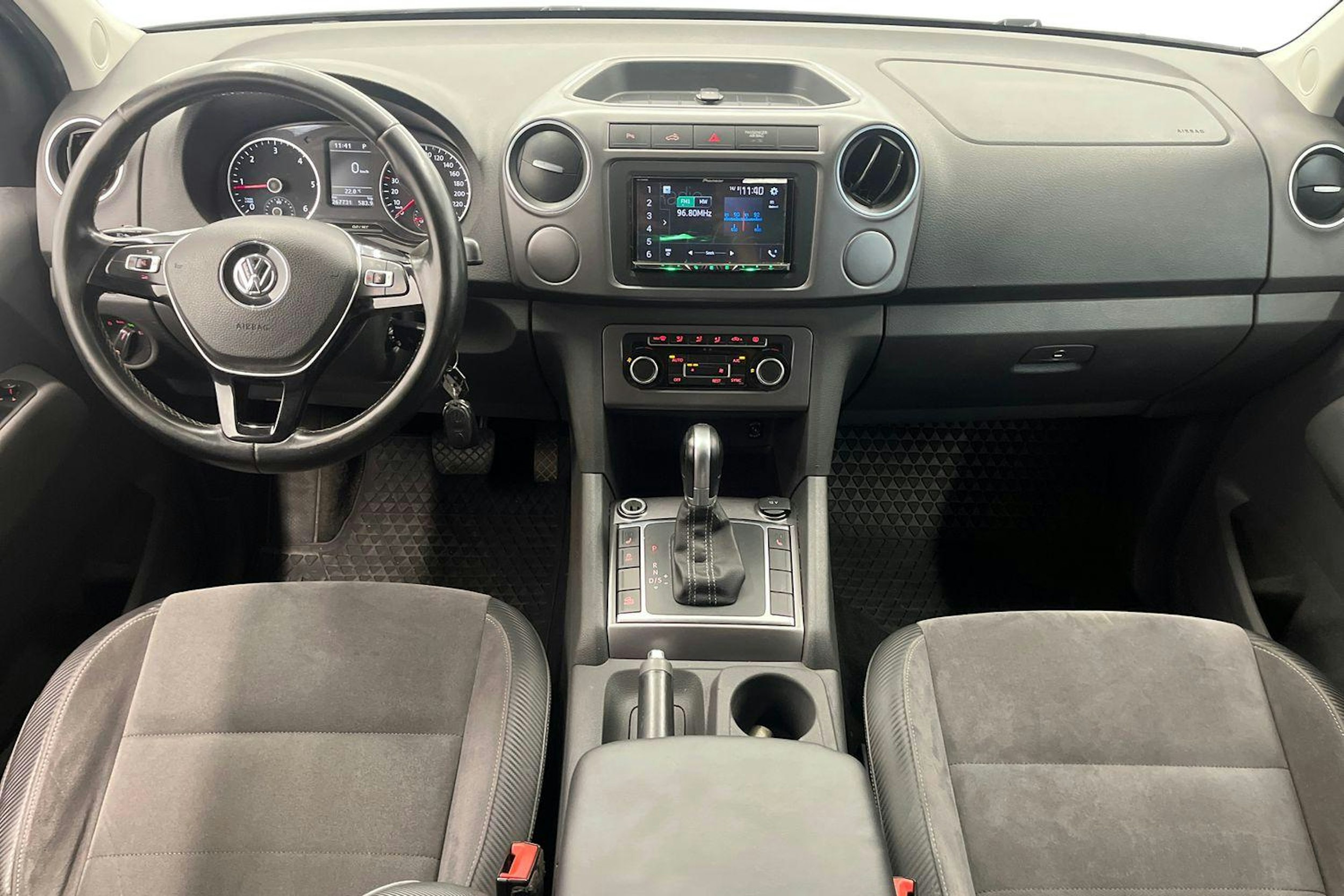 sininen Volkswagen Amarok 2015 kuva 9.