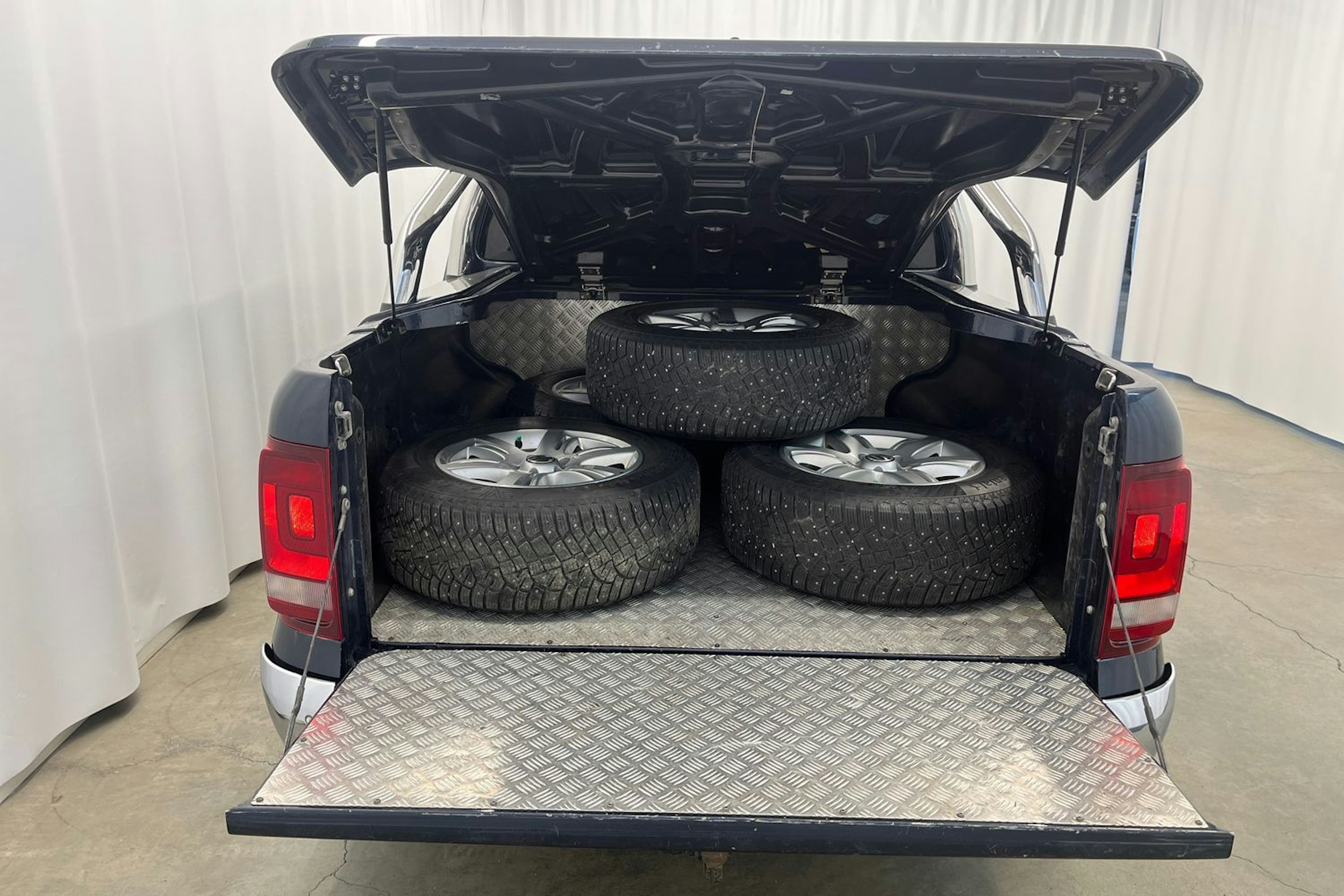 sininen Volkswagen Amarok 2015 kuva 14.