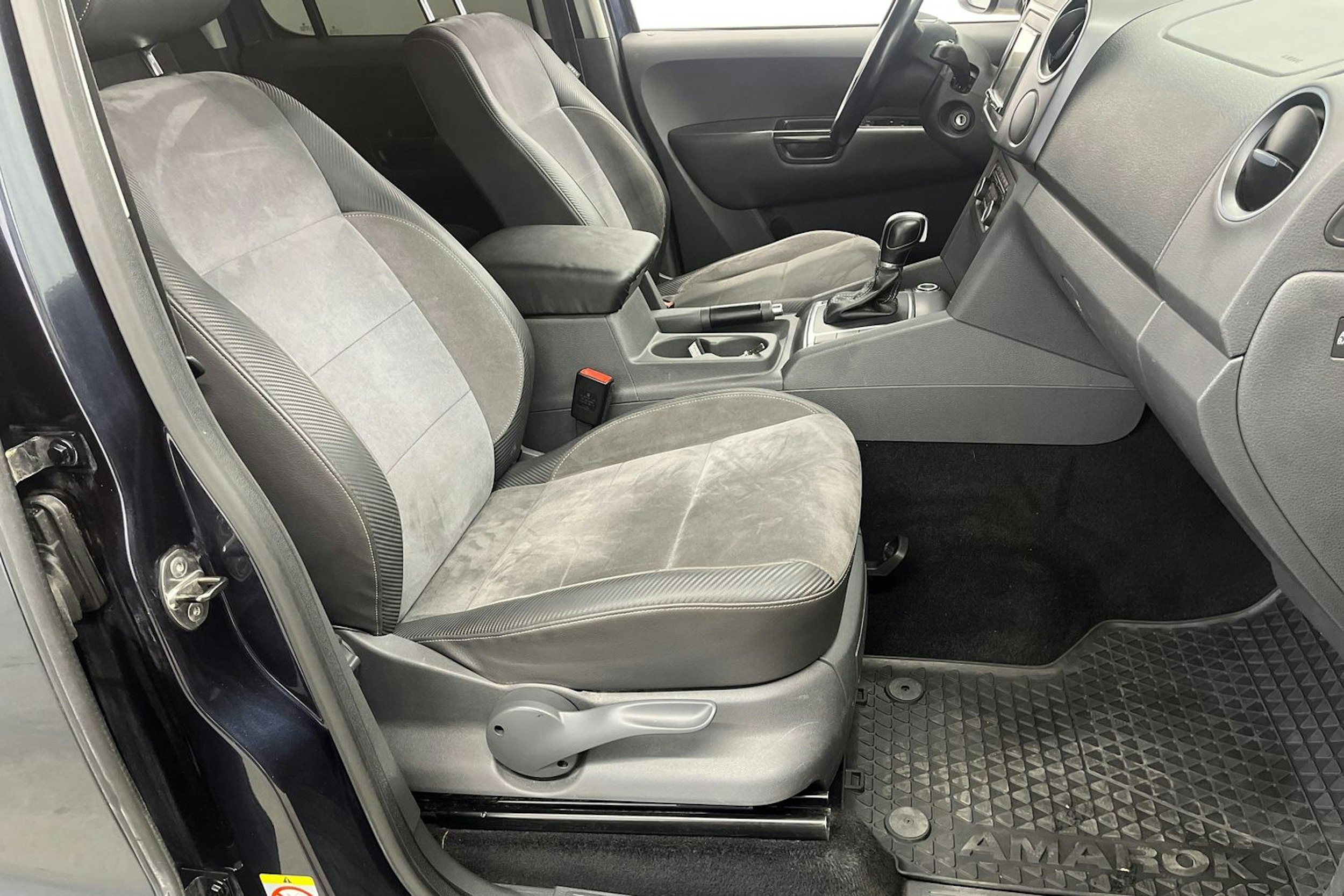 sininen Volkswagen Amarok 2015 kuva 16.
