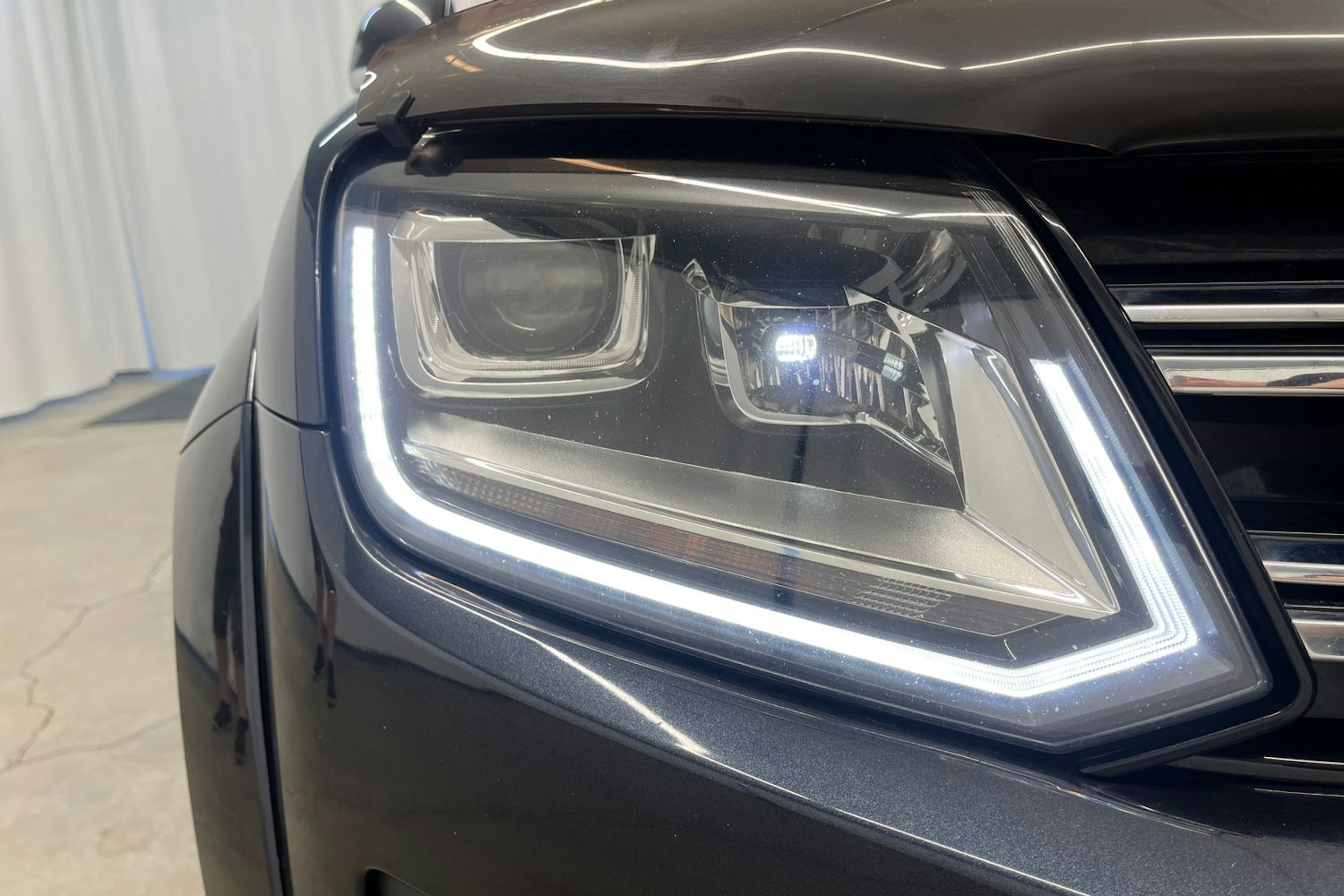 sininen Volkswagen Amarok 2015 kuva 17.