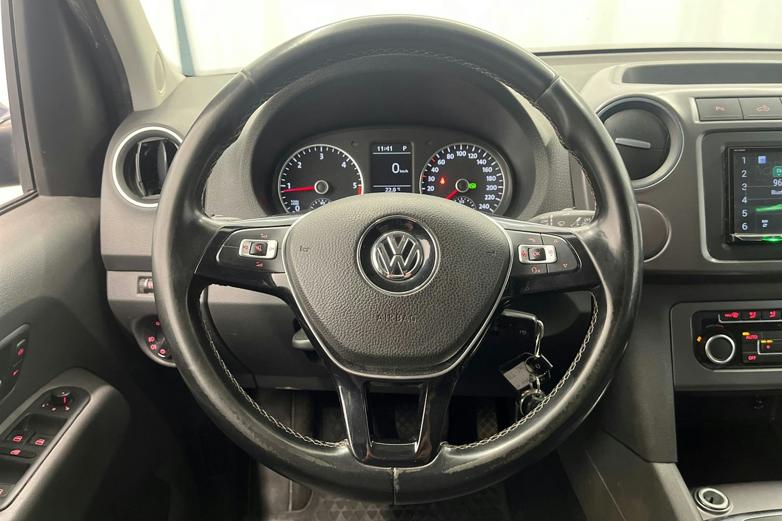 sininen Volkswagen Amarok 2015 kuva 18.