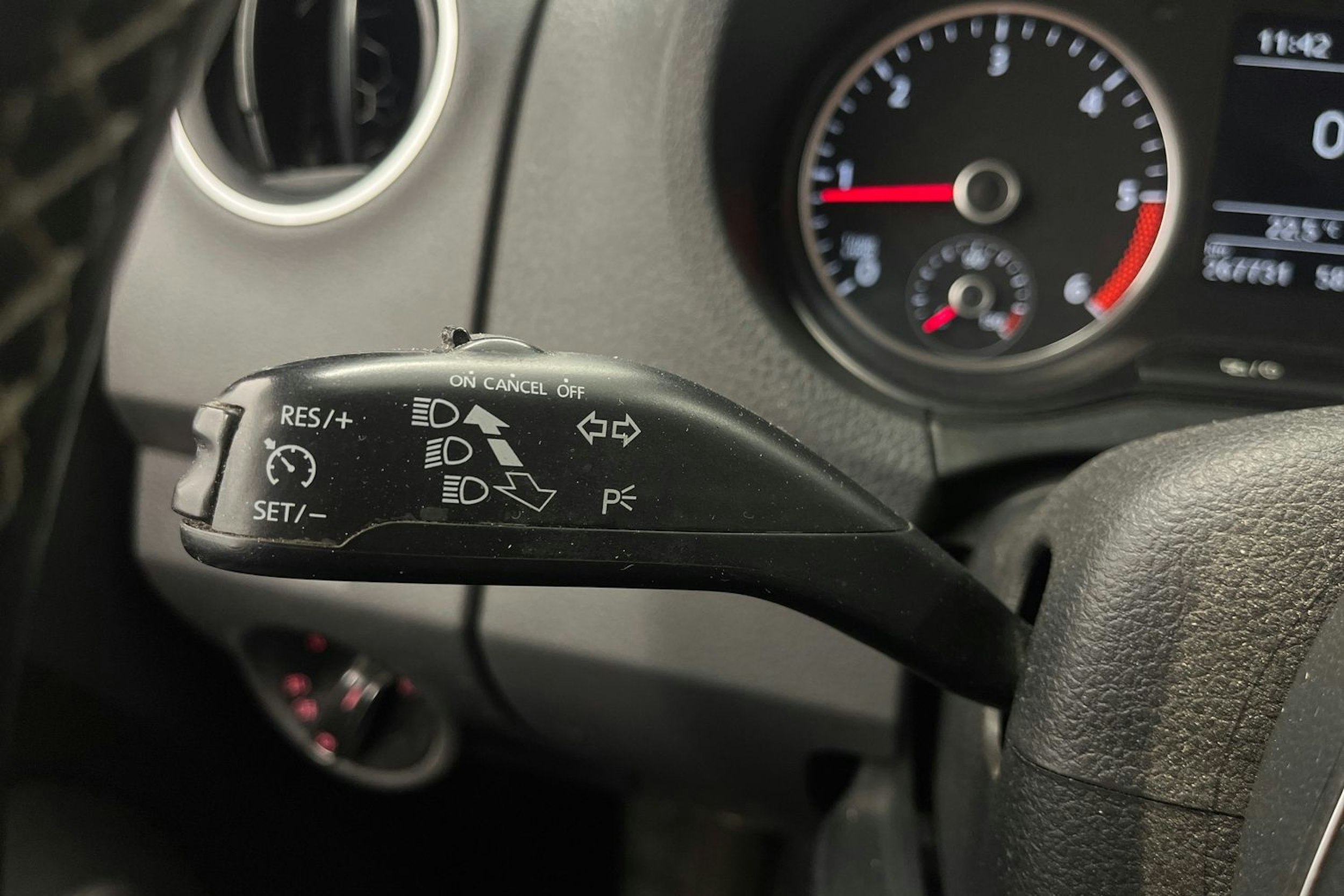 sininen Volkswagen Amarok 2015 kuva 19.