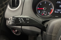 sininen Volkswagen Amarok 2015 kuva 19.