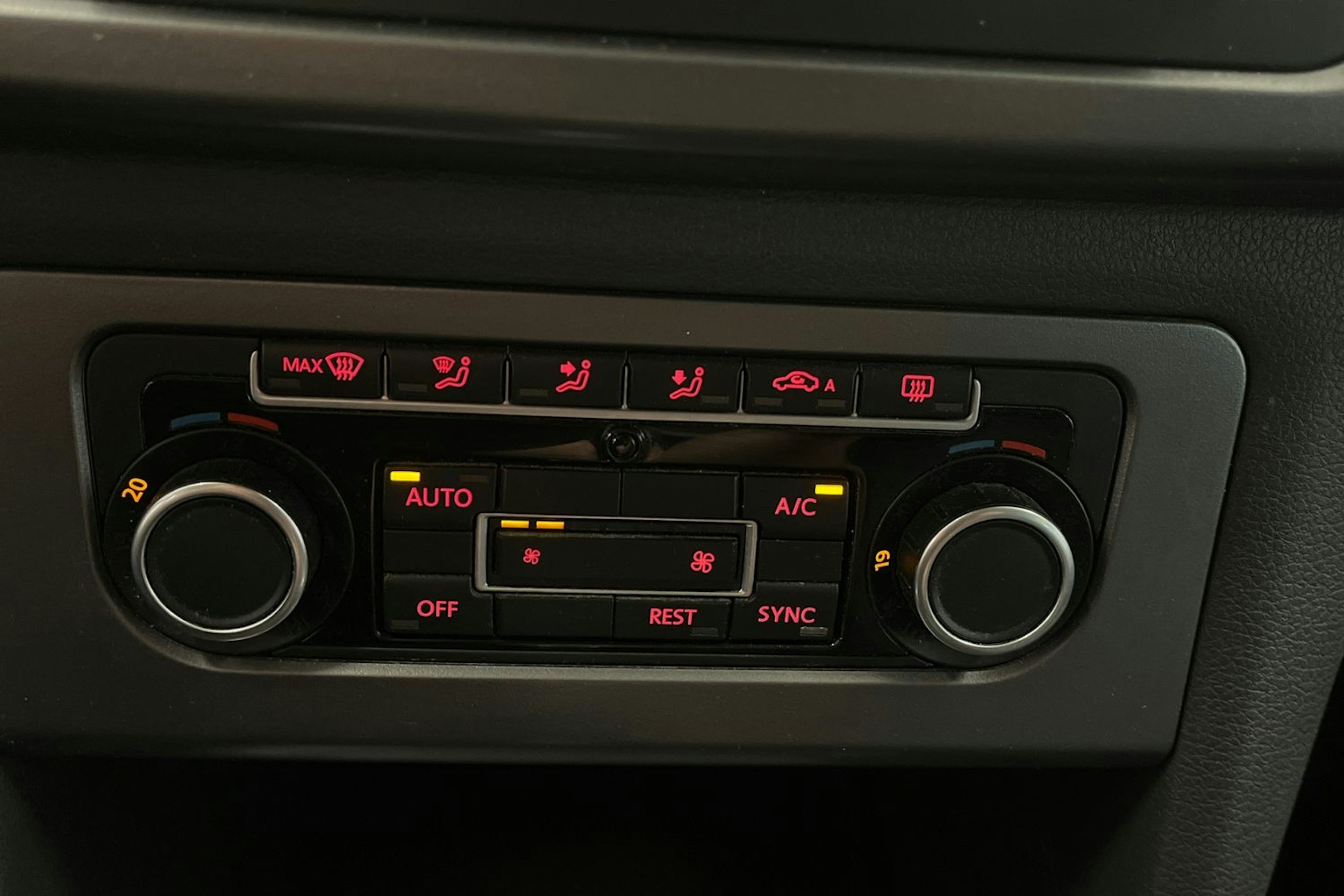 sininen Volkswagen Amarok 2015 kuva 24.