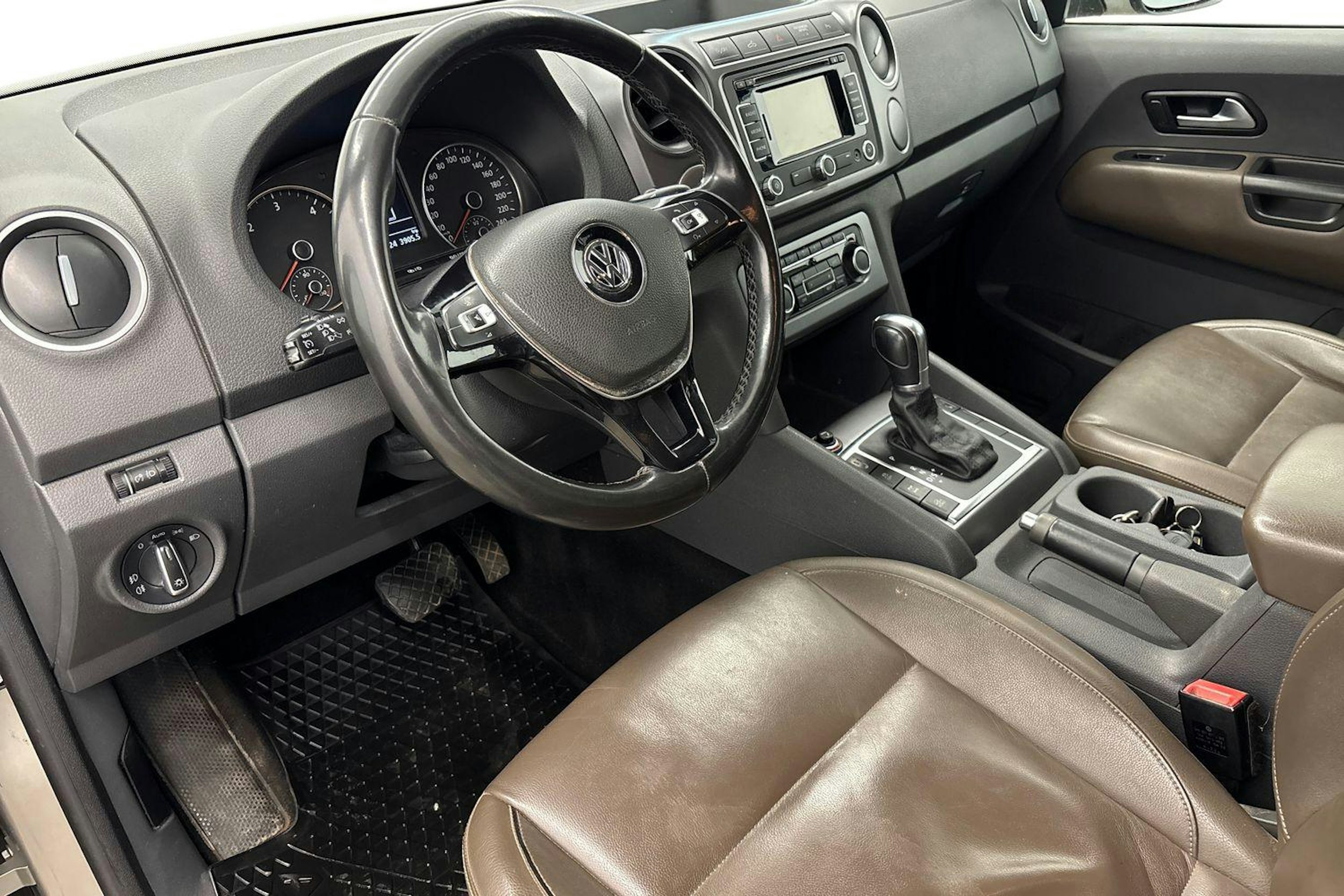 Ruskea (beige) Volkswagen Amarok 2016 kuva 8.