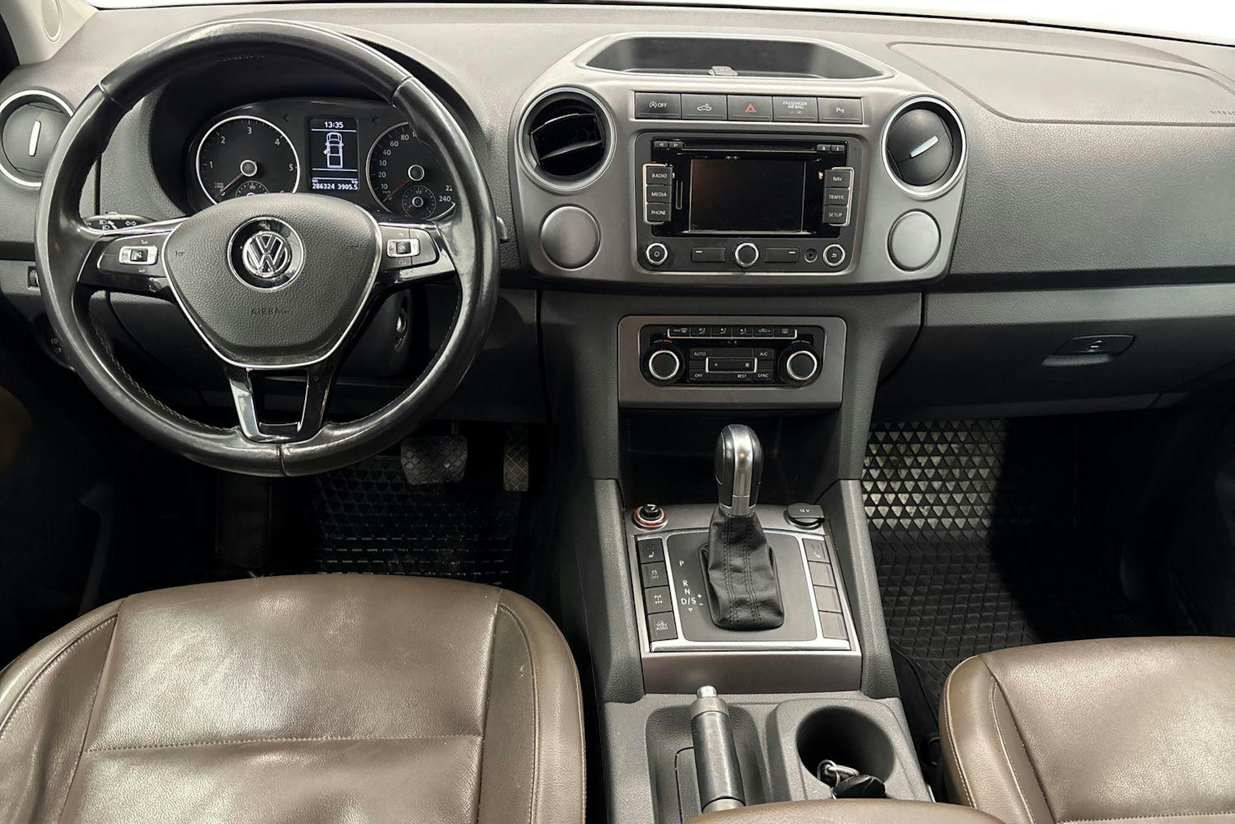Ruskea (beige) Volkswagen Amarok 2016 kuva 9.