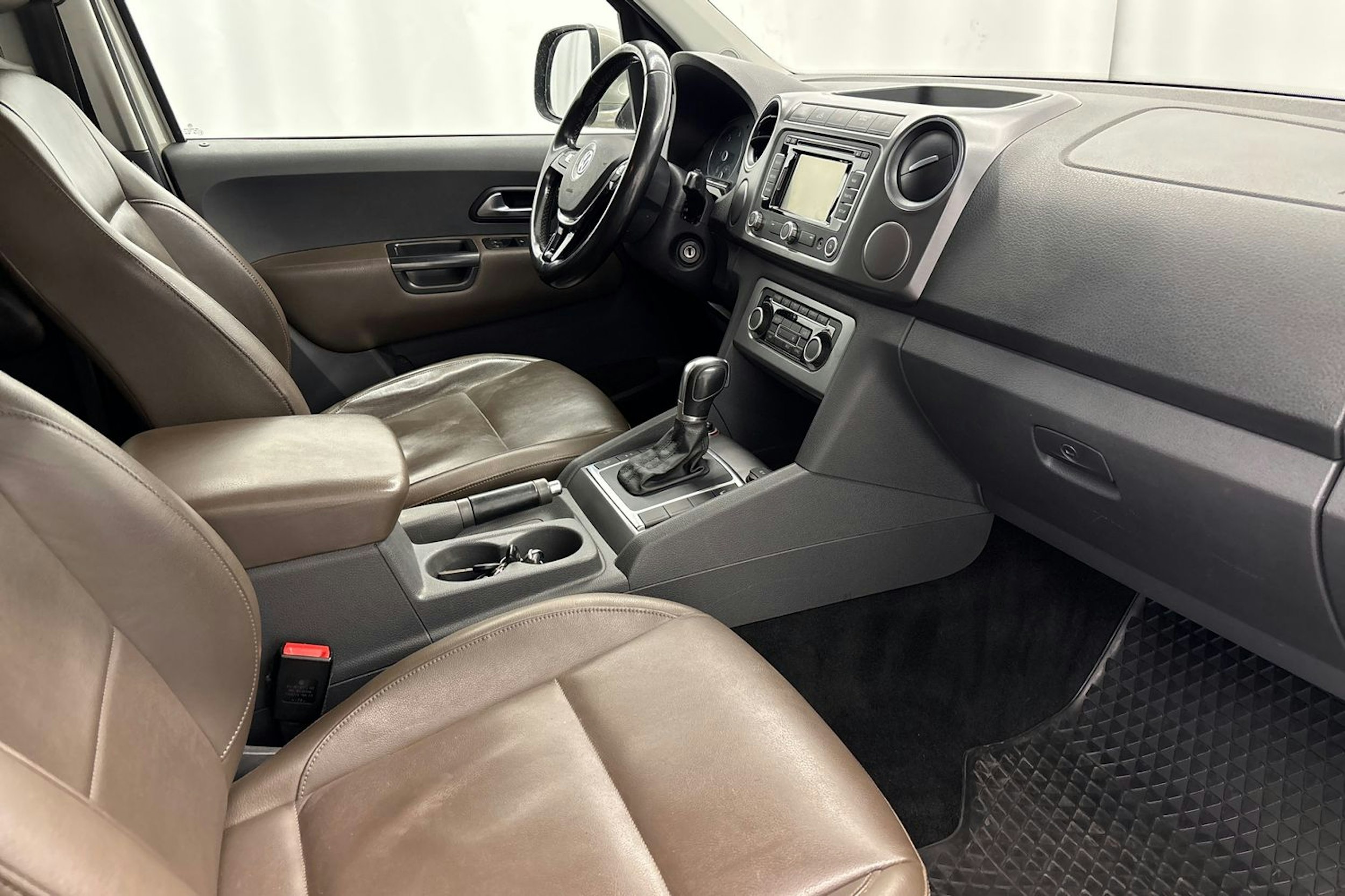 Ruskea (beige) Volkswagen Amarok 2016 kuva 15.