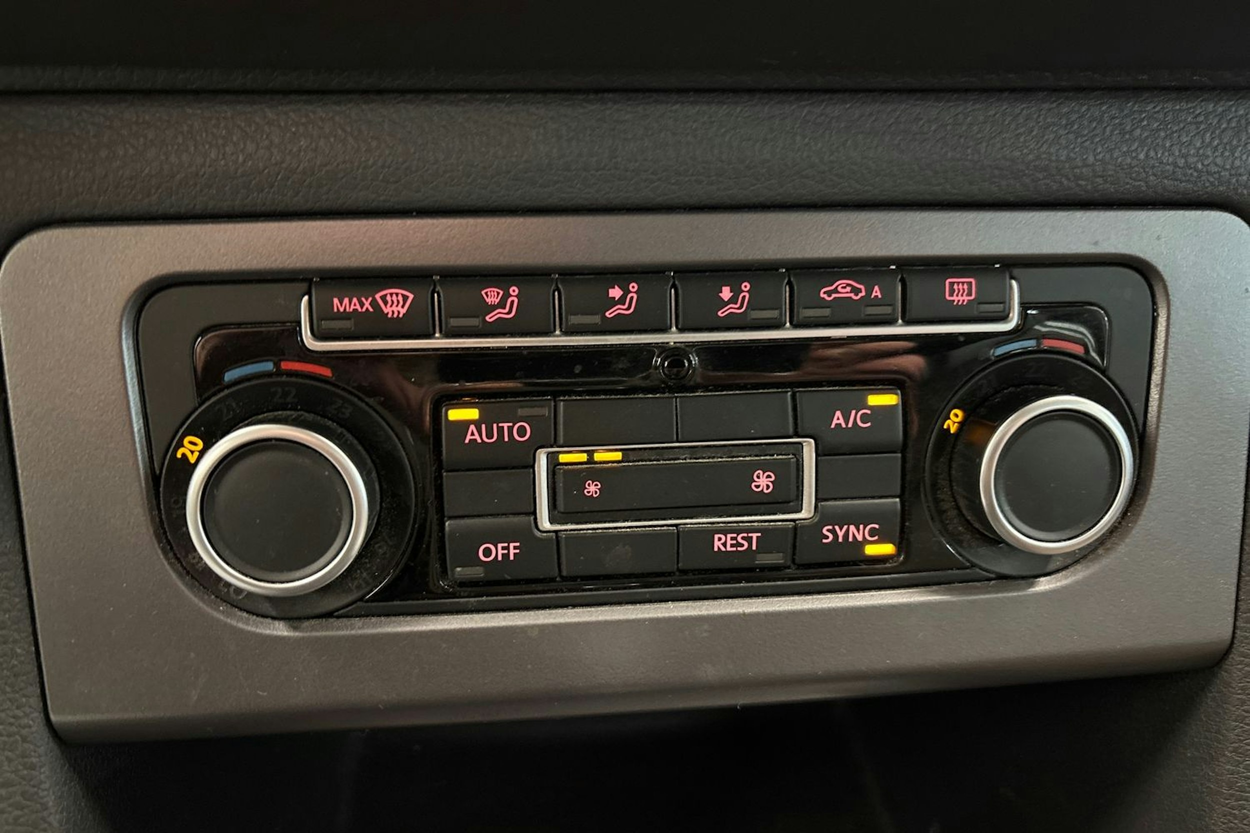 Ruskea (beige) Volkswagen Amarok 2016 kuva 19.