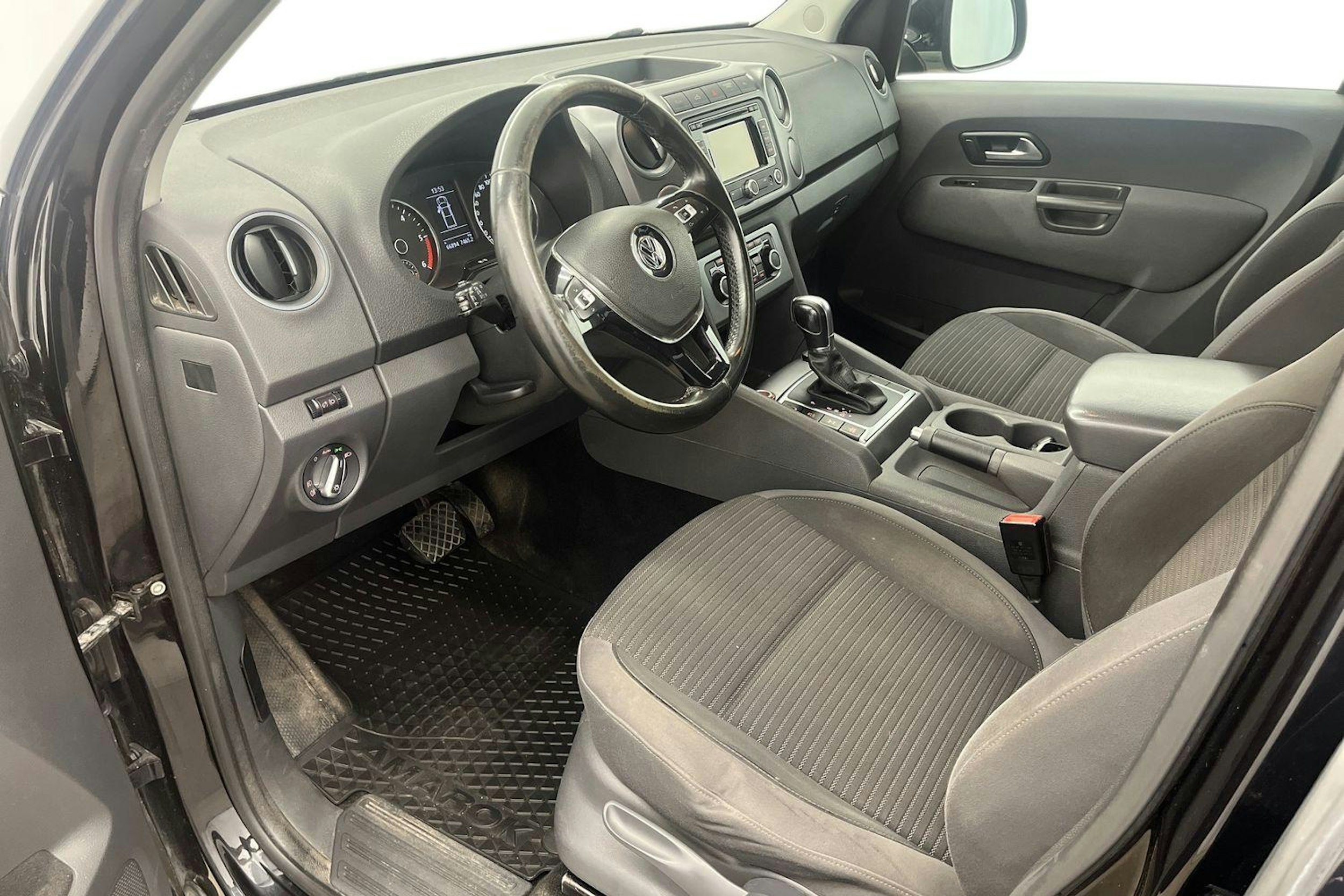 musta Volkswagen Amarok 2015 kuva 7.