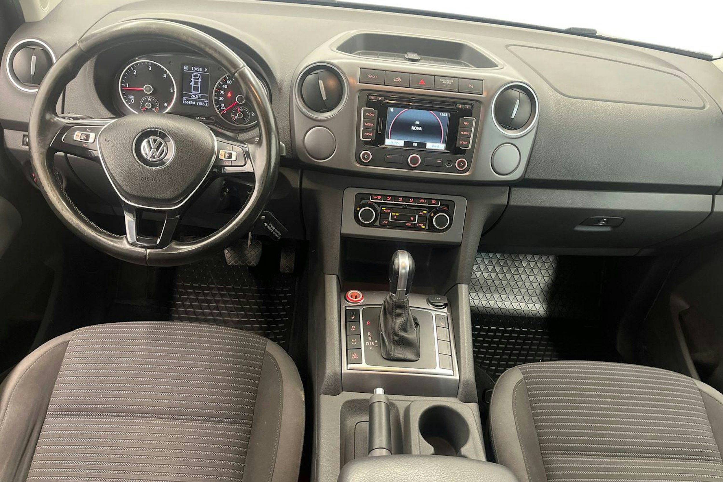 musta Volkswagen Amarok 2015 kuva 9.