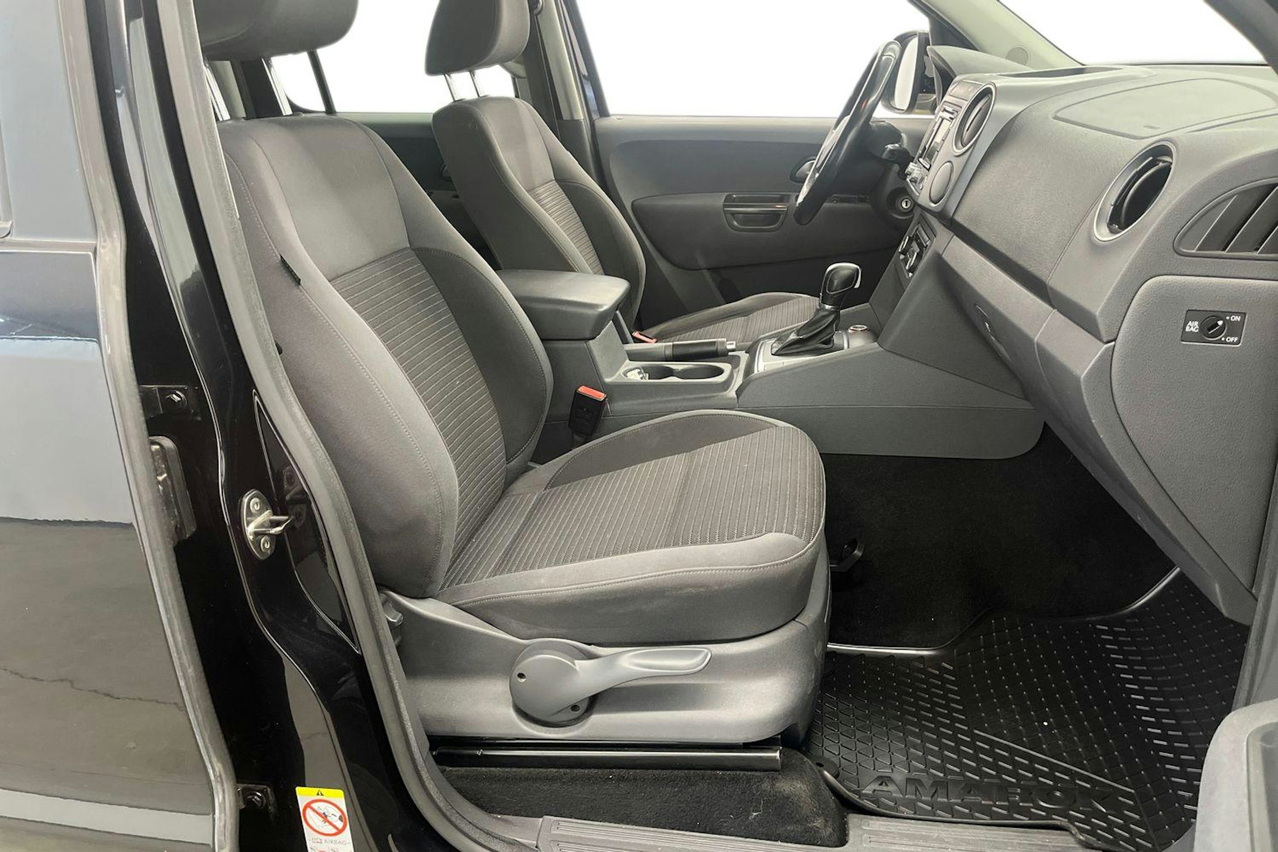 musta Volkswagen Amarok 2015 kuva 10.