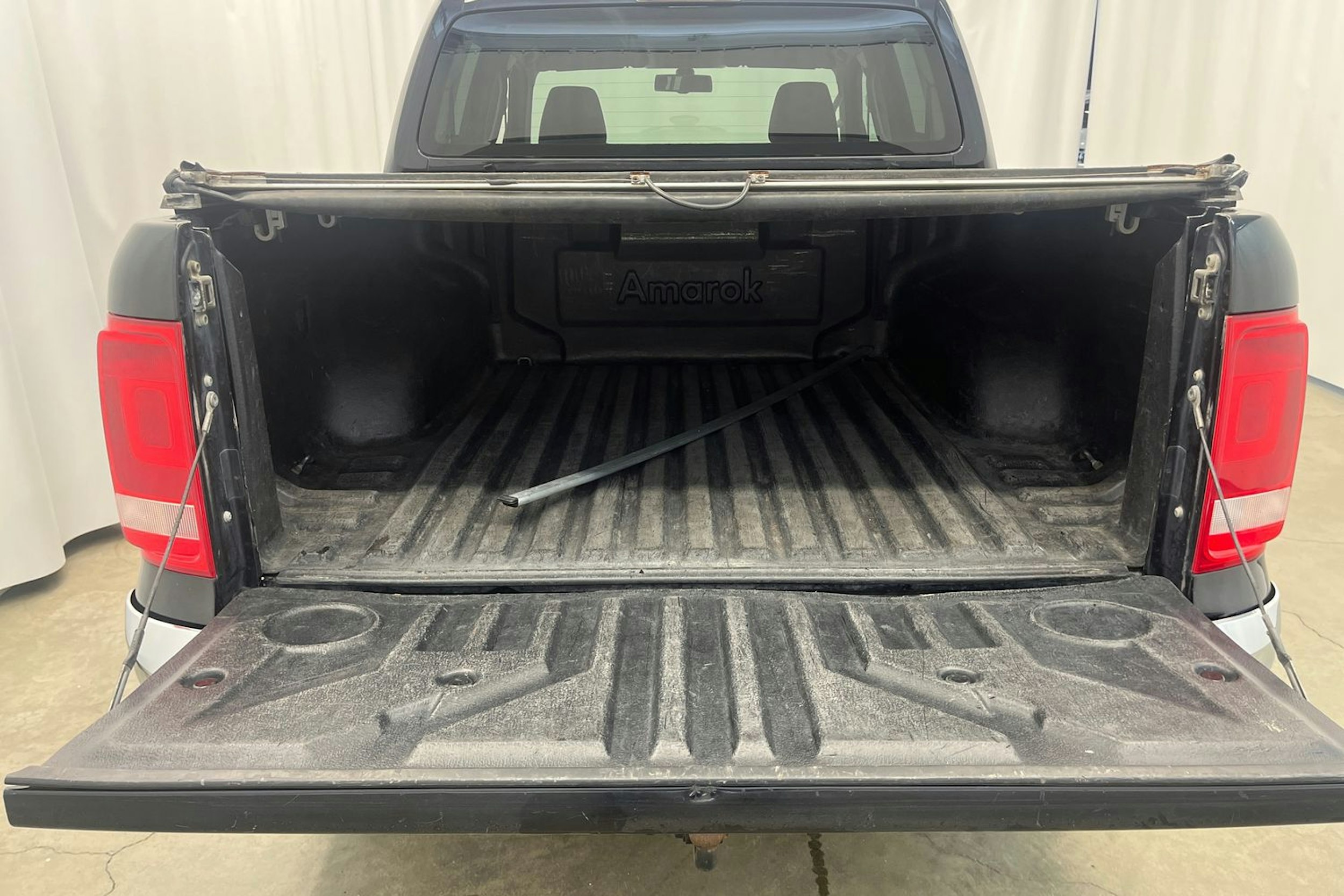 musta Volkswagen Amarok 2015 kuva 14.