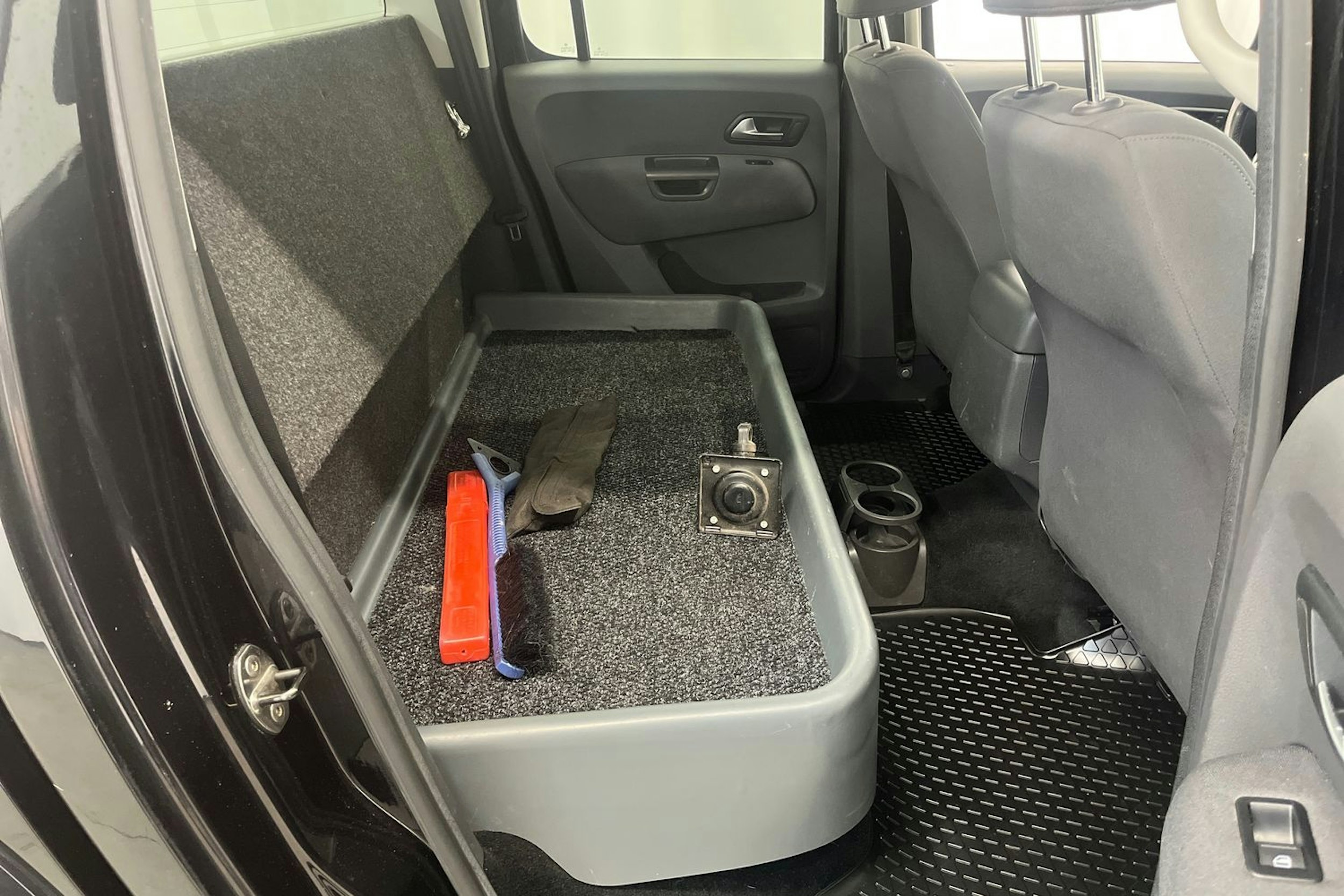 musta Volkswagen Amarok 2015 kuva 15.