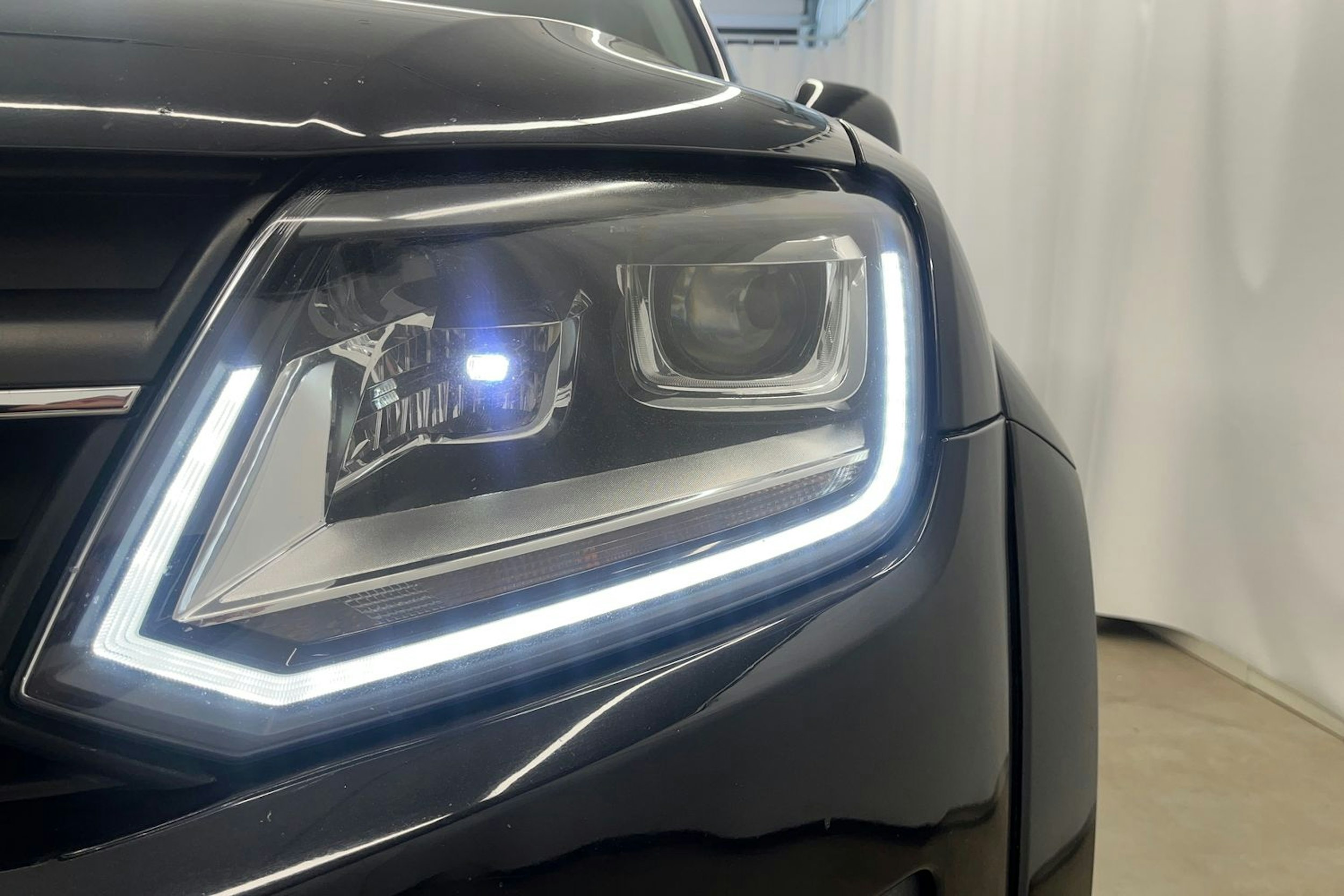 musta Volkswagen Amarok 2015 kuva 17.