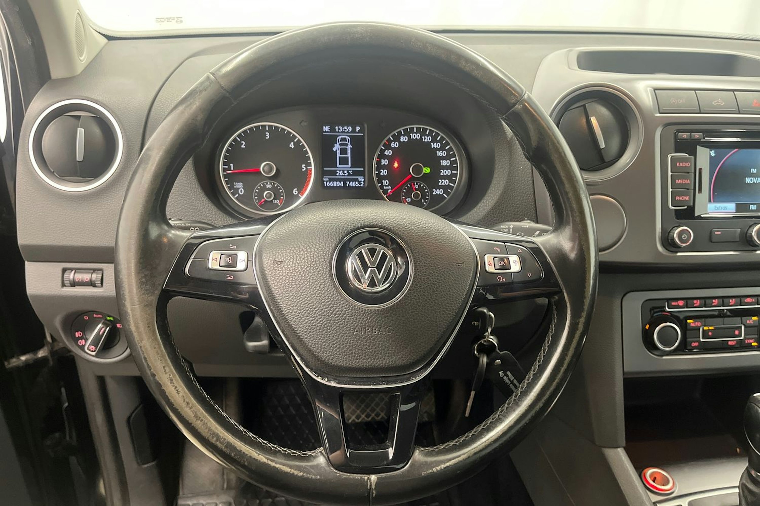 musta Volkswagen Amarok 2015 kuva 18.