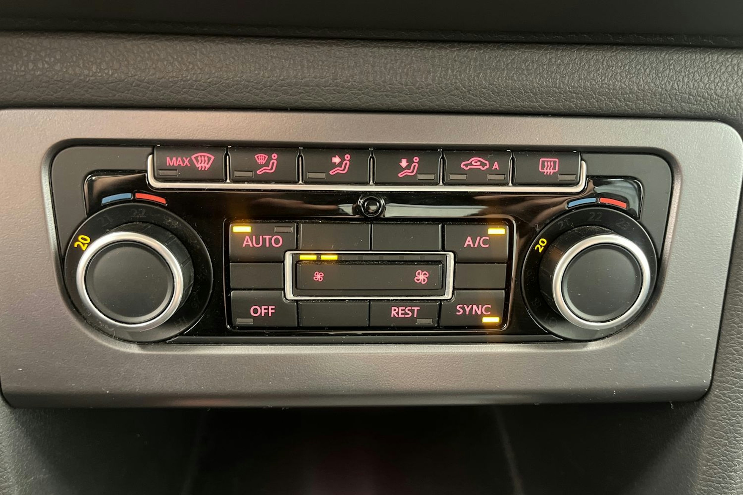musta Volkswagen Amarok 2015 kuva 21.