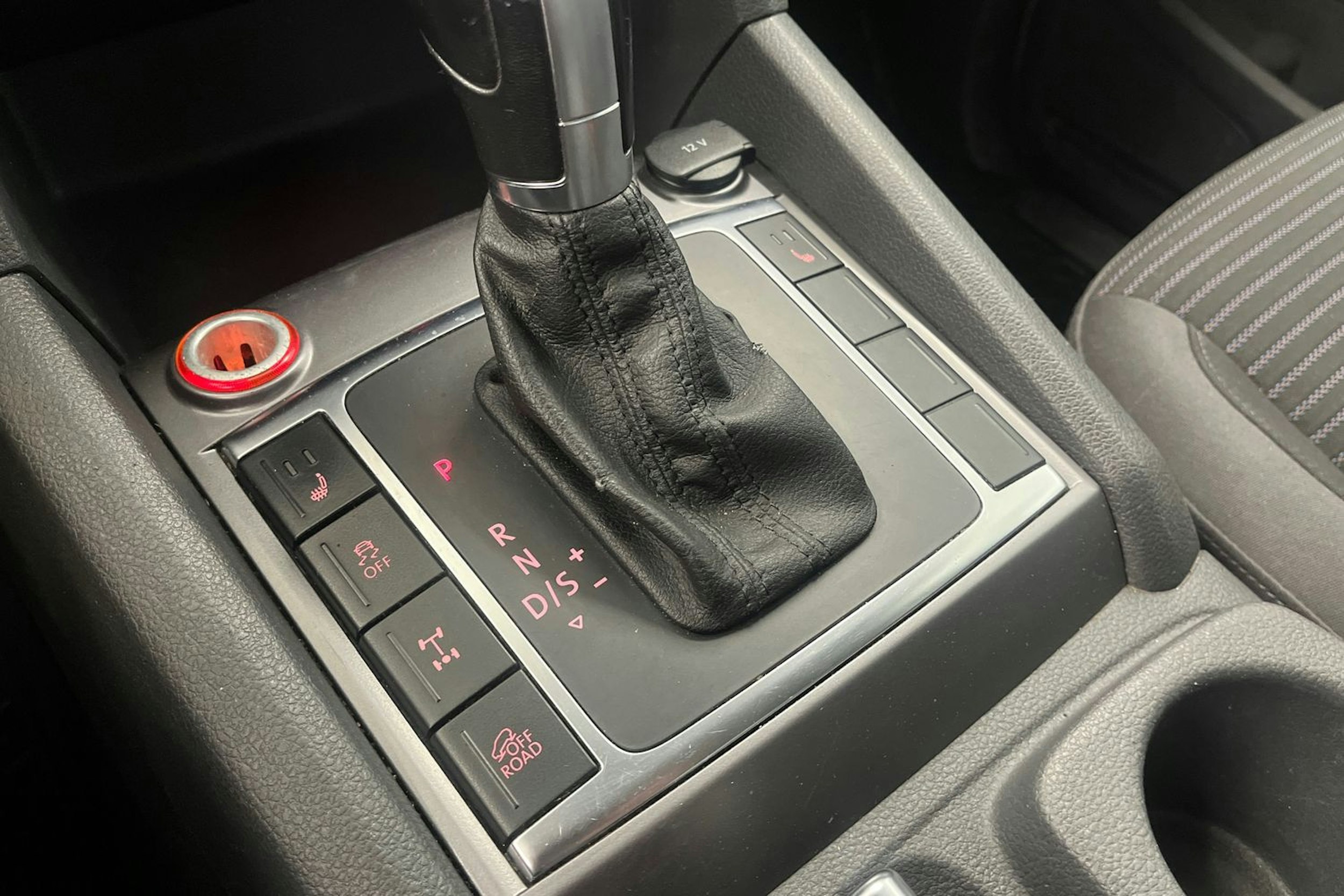 musta Volkswagen Amarok 2015 kuva 22.