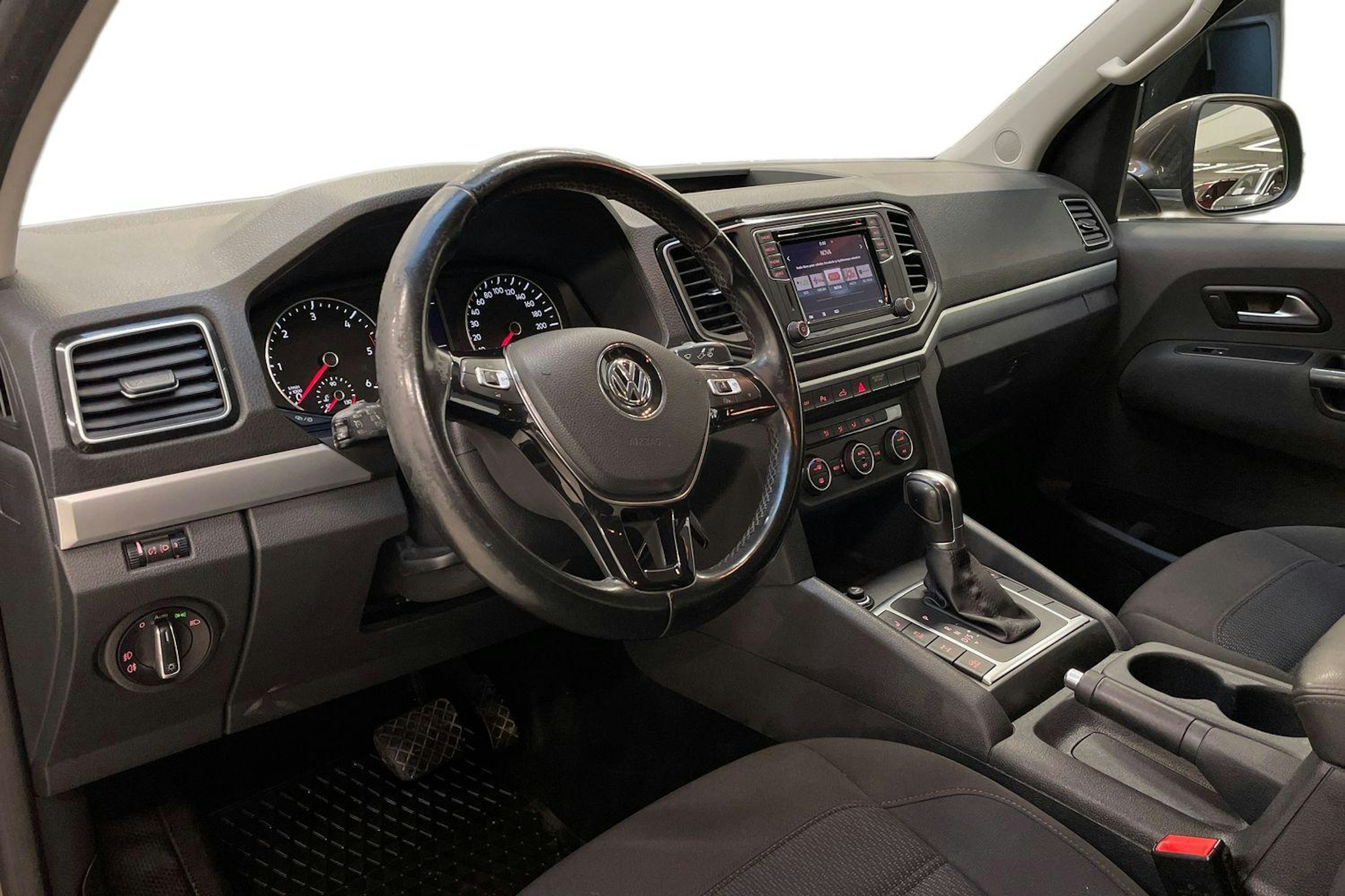 ruskea (beige) Volkswagen Amarok 2017 kuva 8.