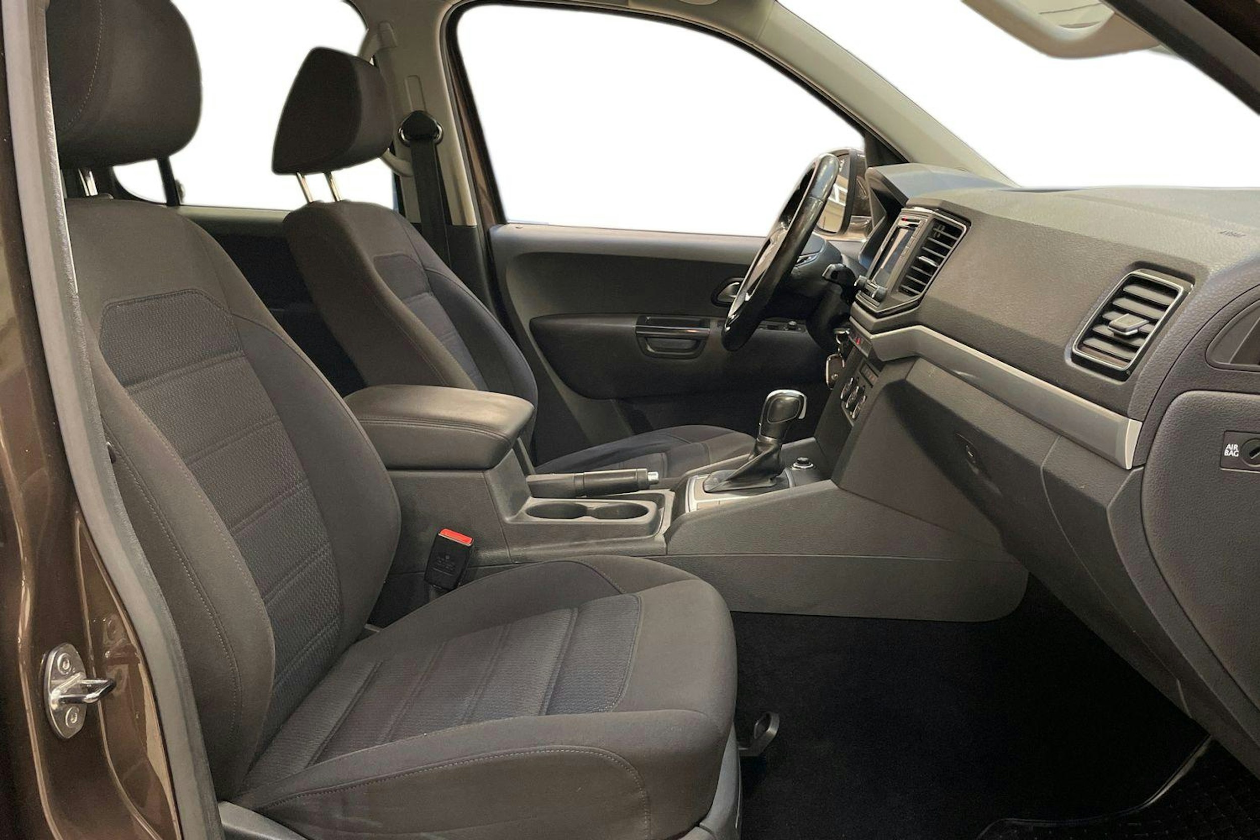 ruskea (beige) Volkswagen Amarok 2017 kuva 11.