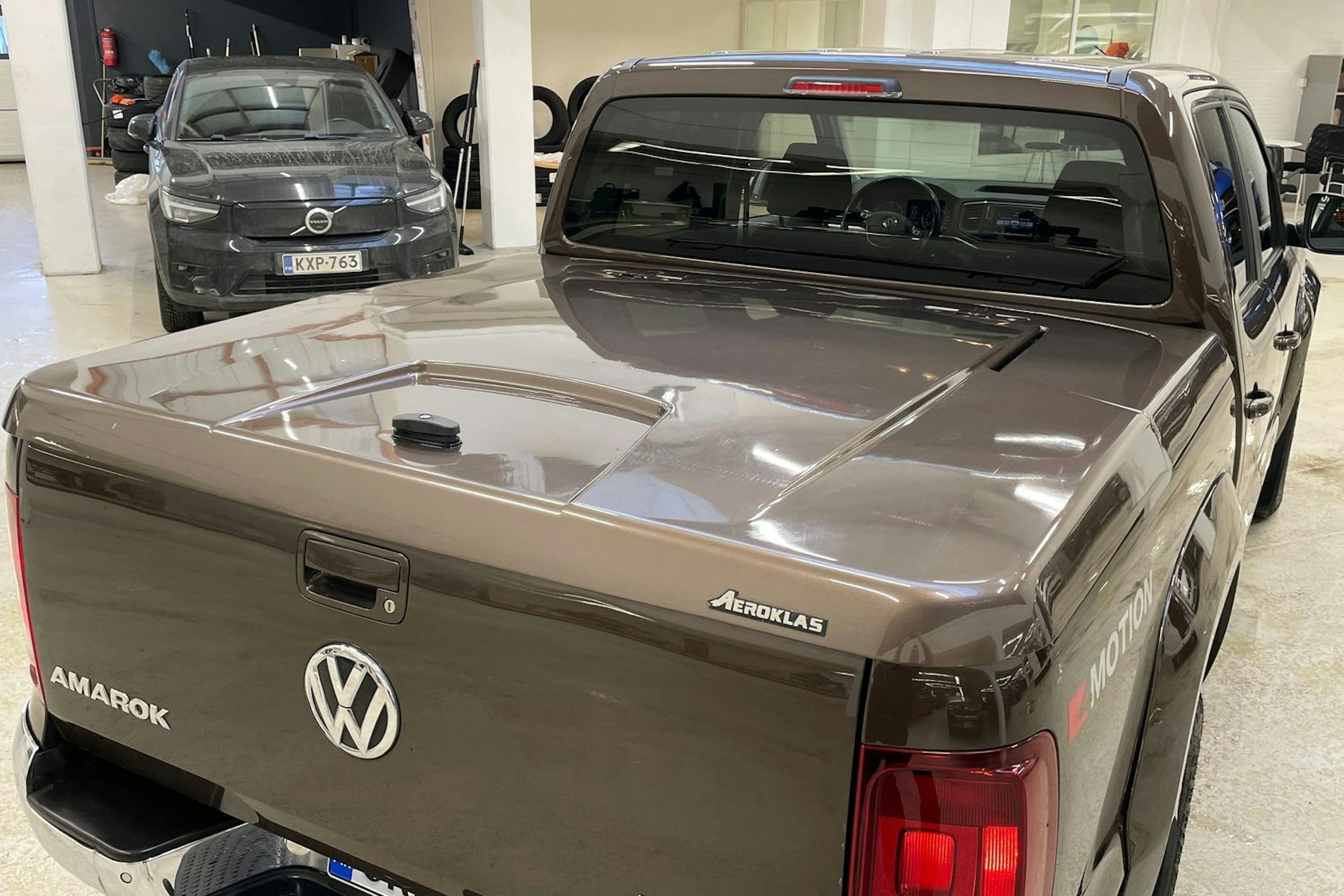 ruskea (beige) Volkswagen Amarok 2017 kuva 15.