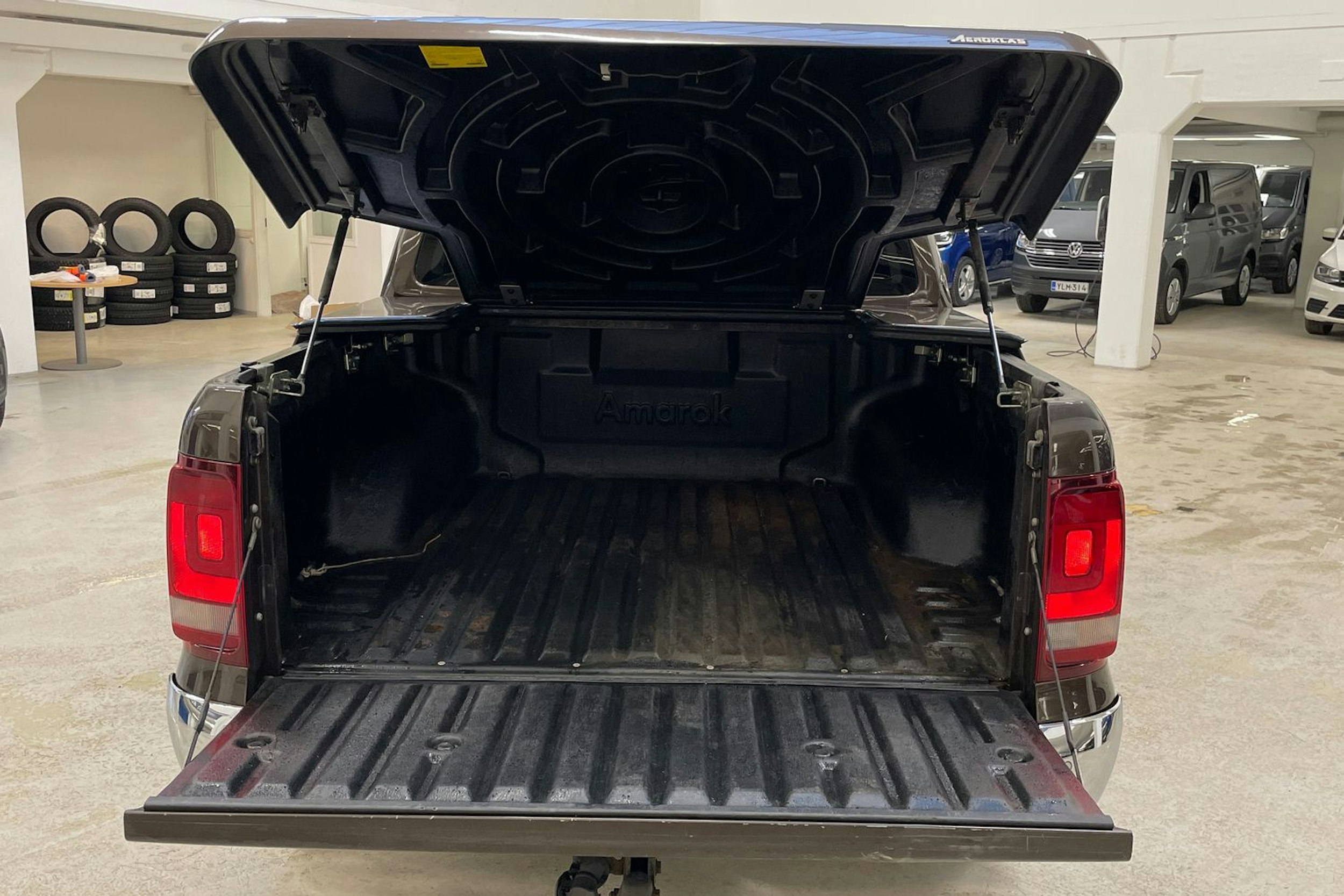 ruskea (beige) Volkswagen Amarok 2017 kuva 16.