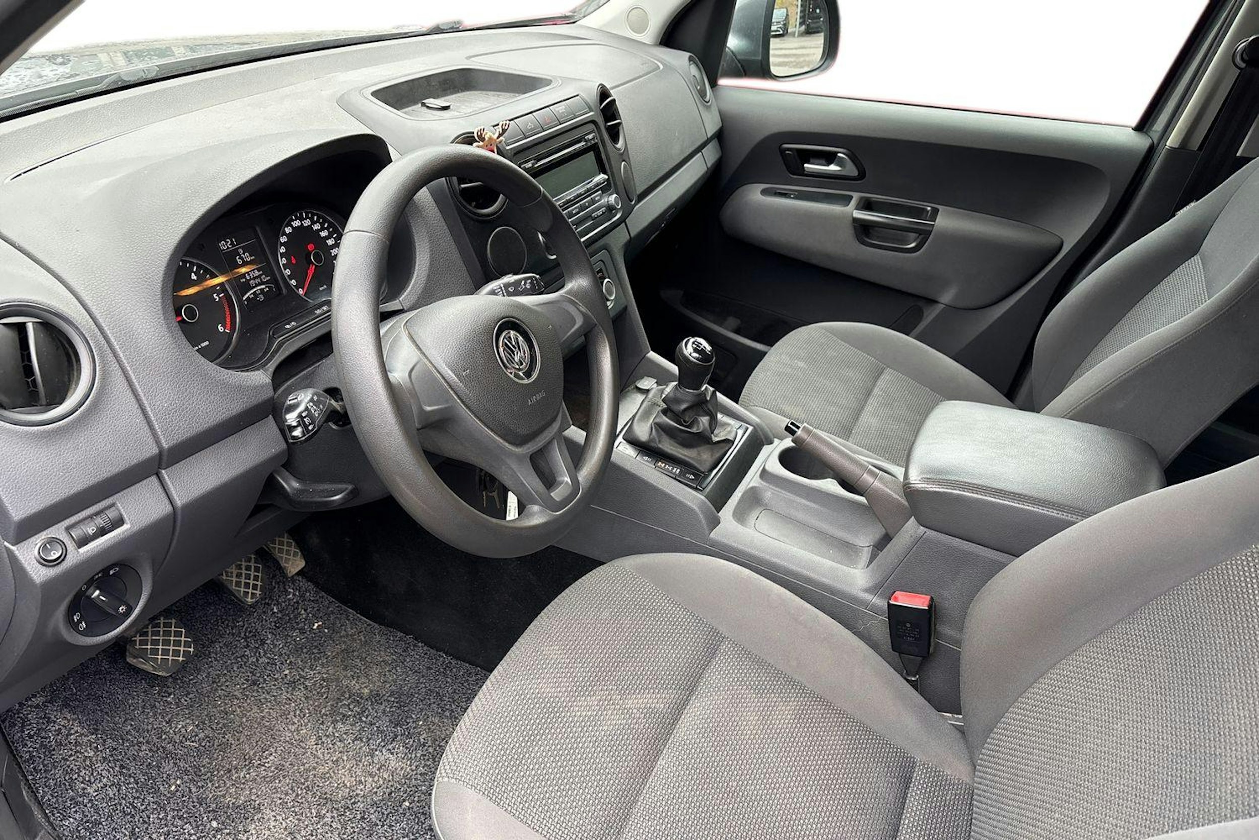 harmaa Volkswagen Amarok 2016 kuva 3.