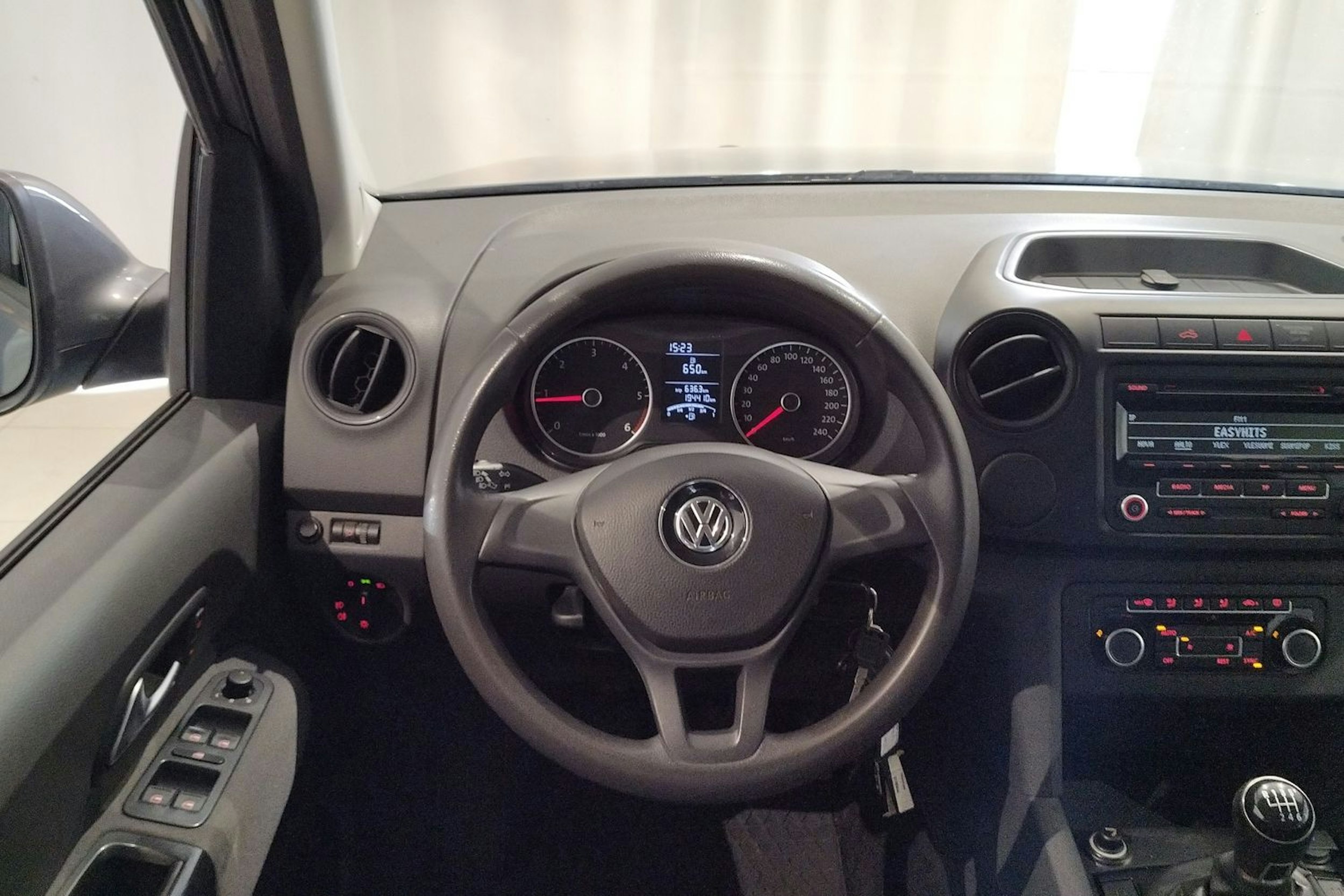 harmaa Volkswagen Amarok 2016 kuva 16.