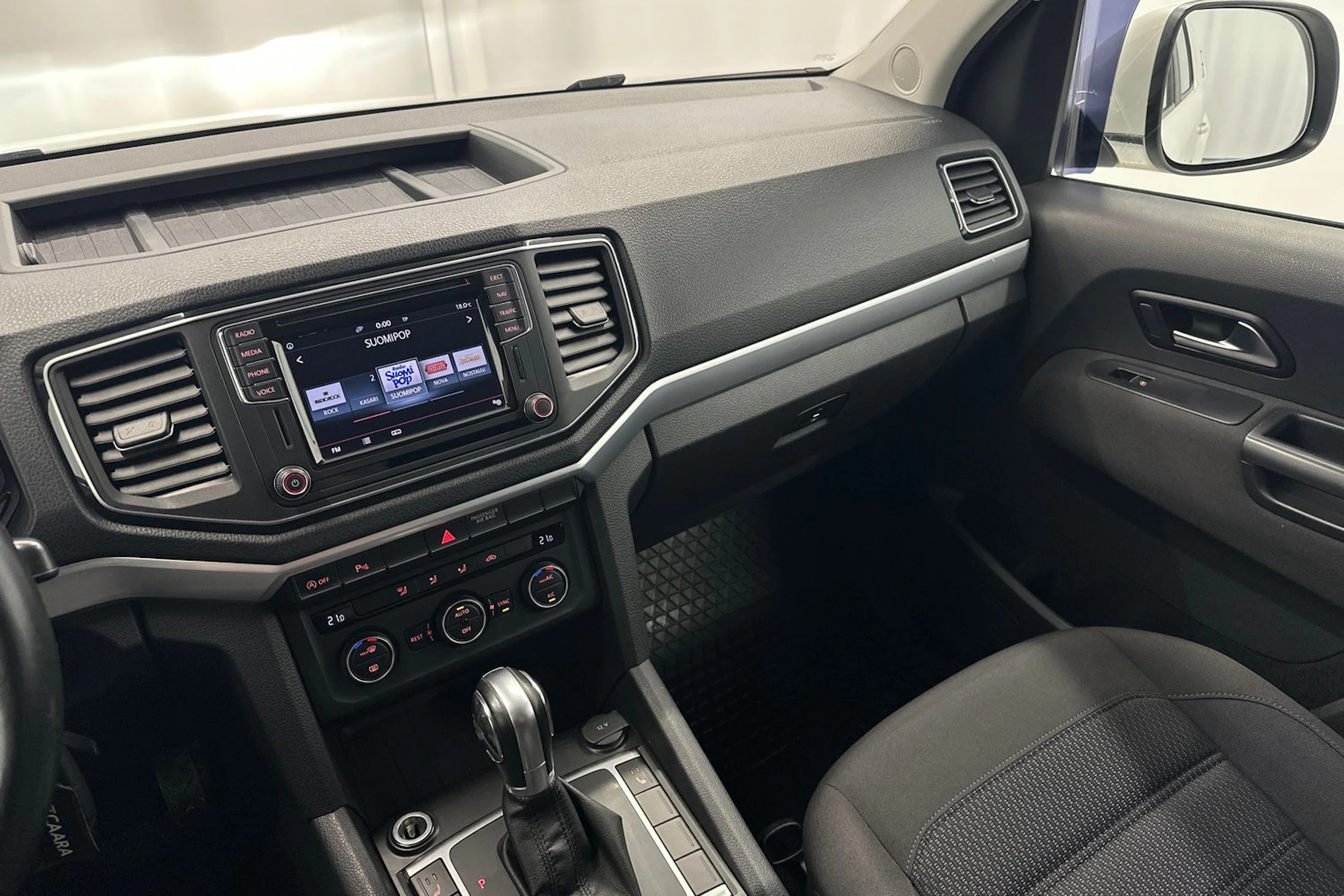 valkoinen Volkswagen Amarok 2016 kuva 14.