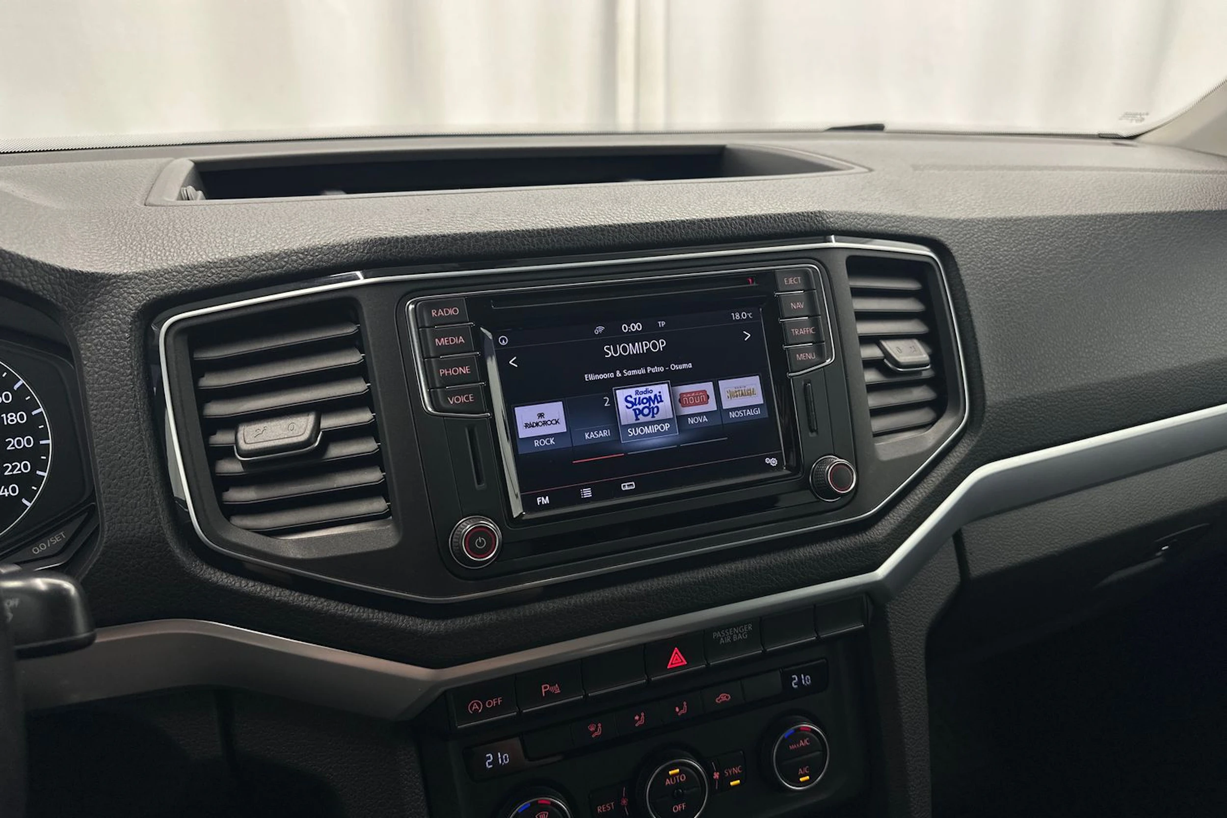 valkoinen Volkswagen Amarok 2016 kuva 15.