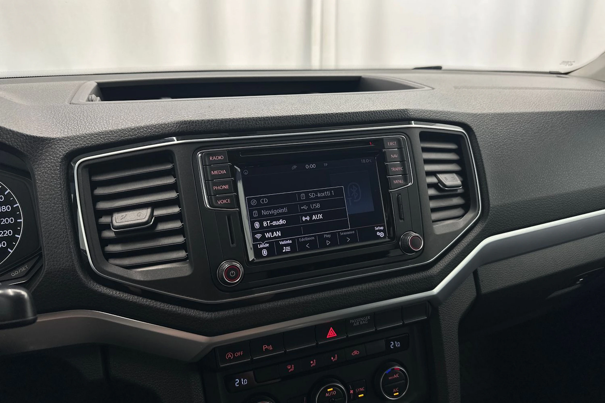 valkoinen Volkswagen Amarok 2016 kuva 16.