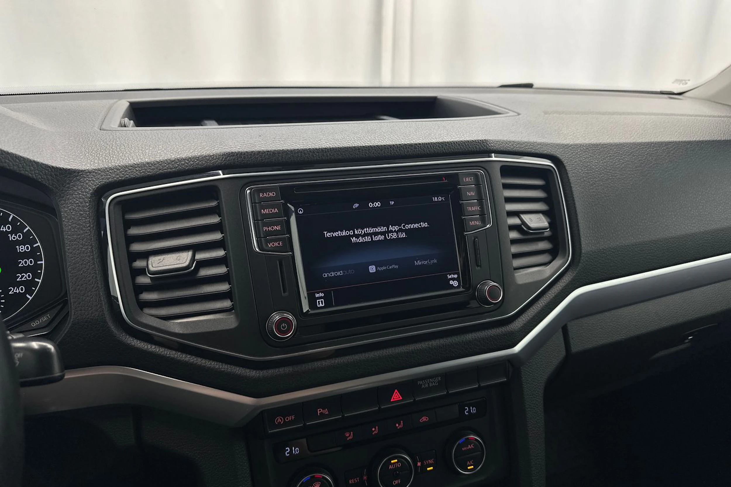 valkoinen Volkswagen Amarok 2016 kuva 18.