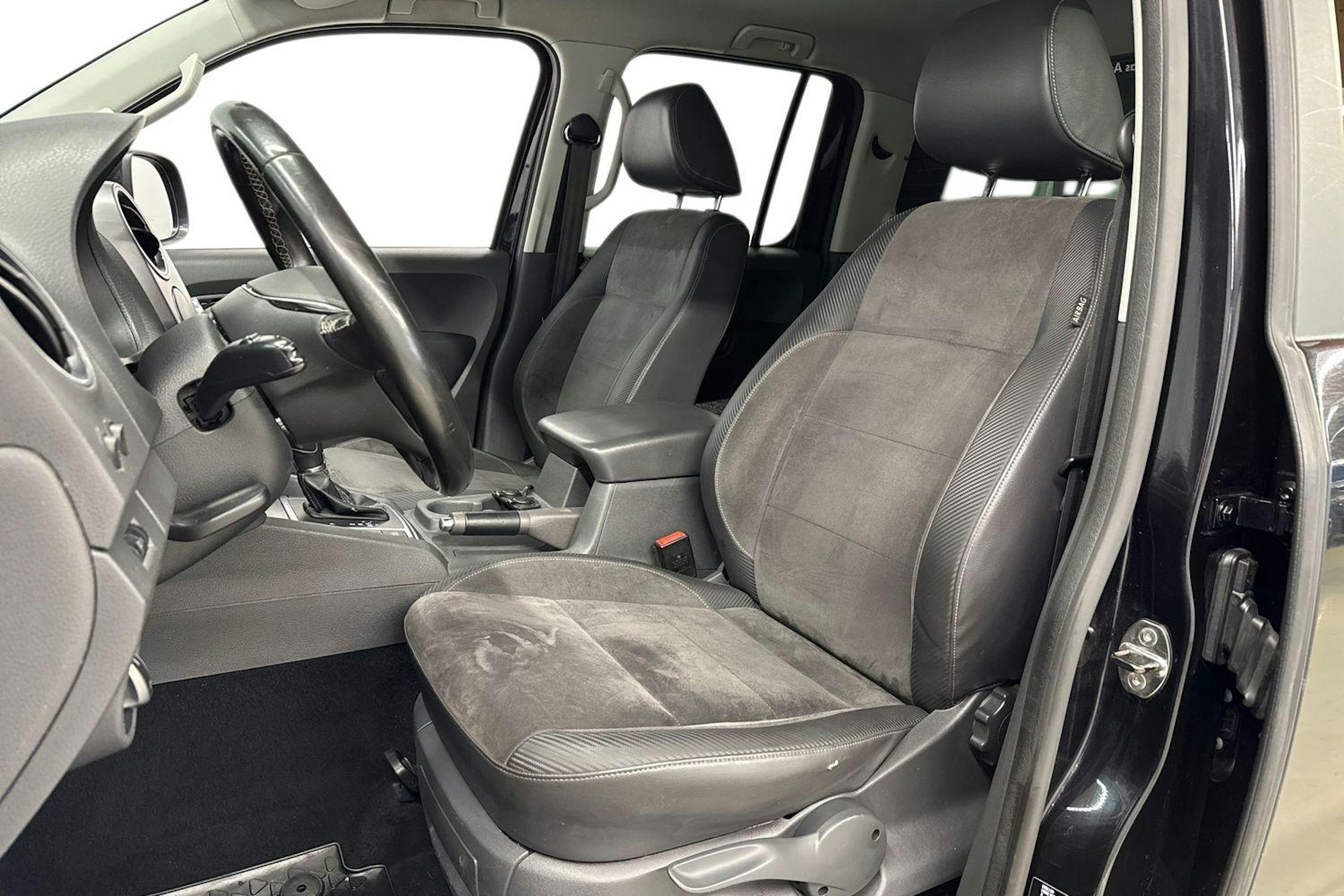 musta Volkswagen Amarok 2016 kuva 9.