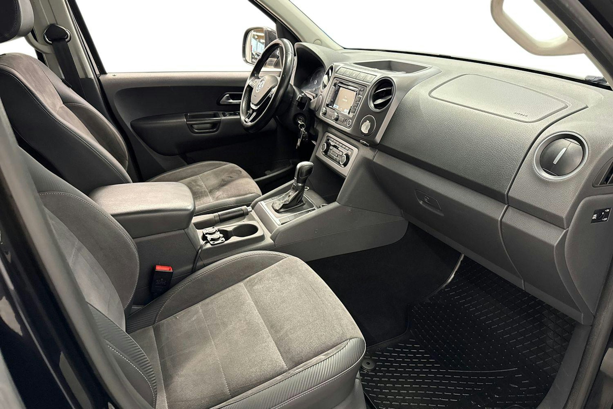 musta Volkswagen Amarok 2016 kuva 10.