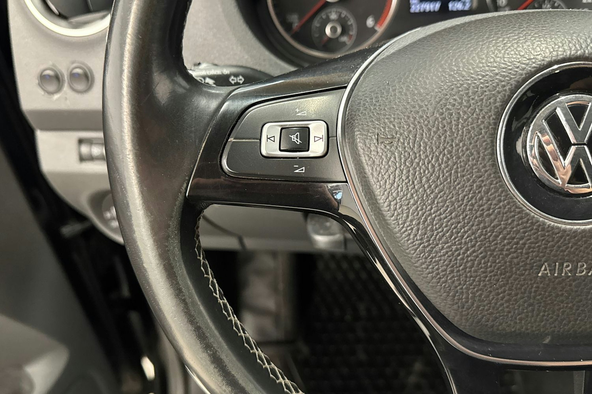 musta Volkswagen Amarok 2016 kuva 13.