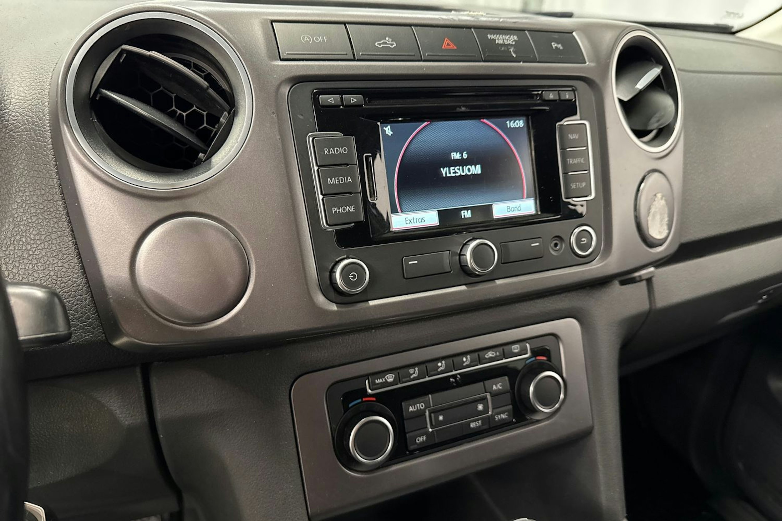 musta Volkswagen Amarok 2016 kuva 15.