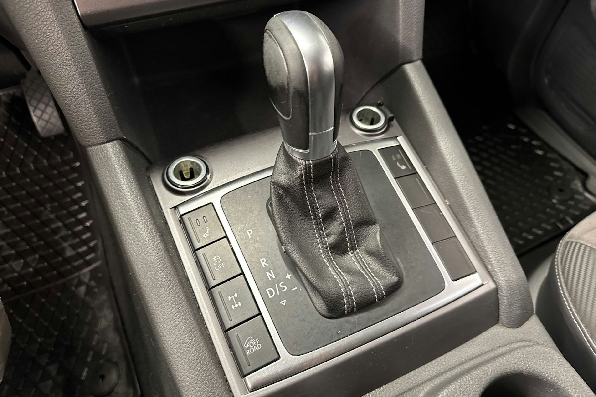 musta Volkswagen Amarok 2016 kuva 16.