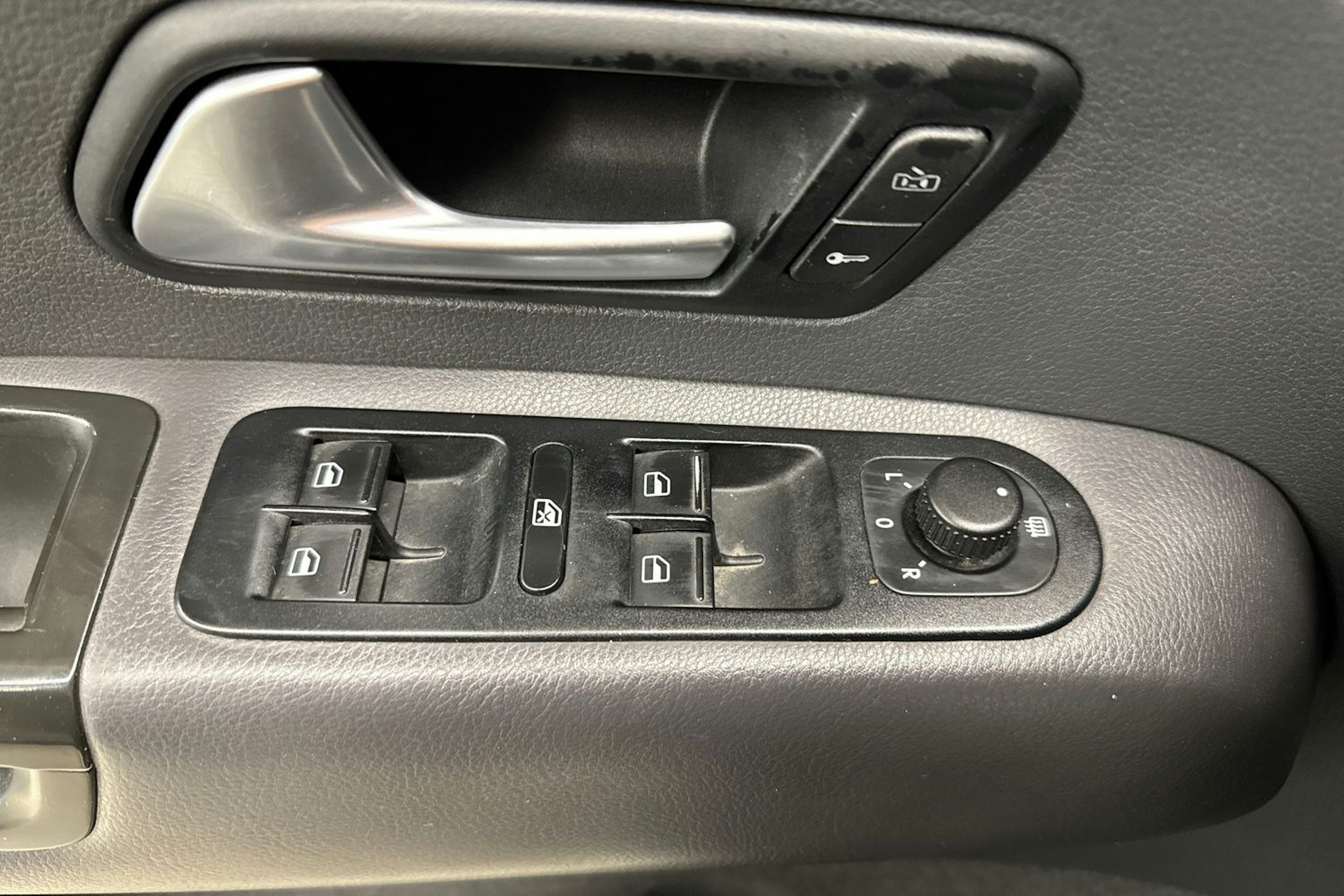 musta Volkswagen Amarok 2016 kuva 21.