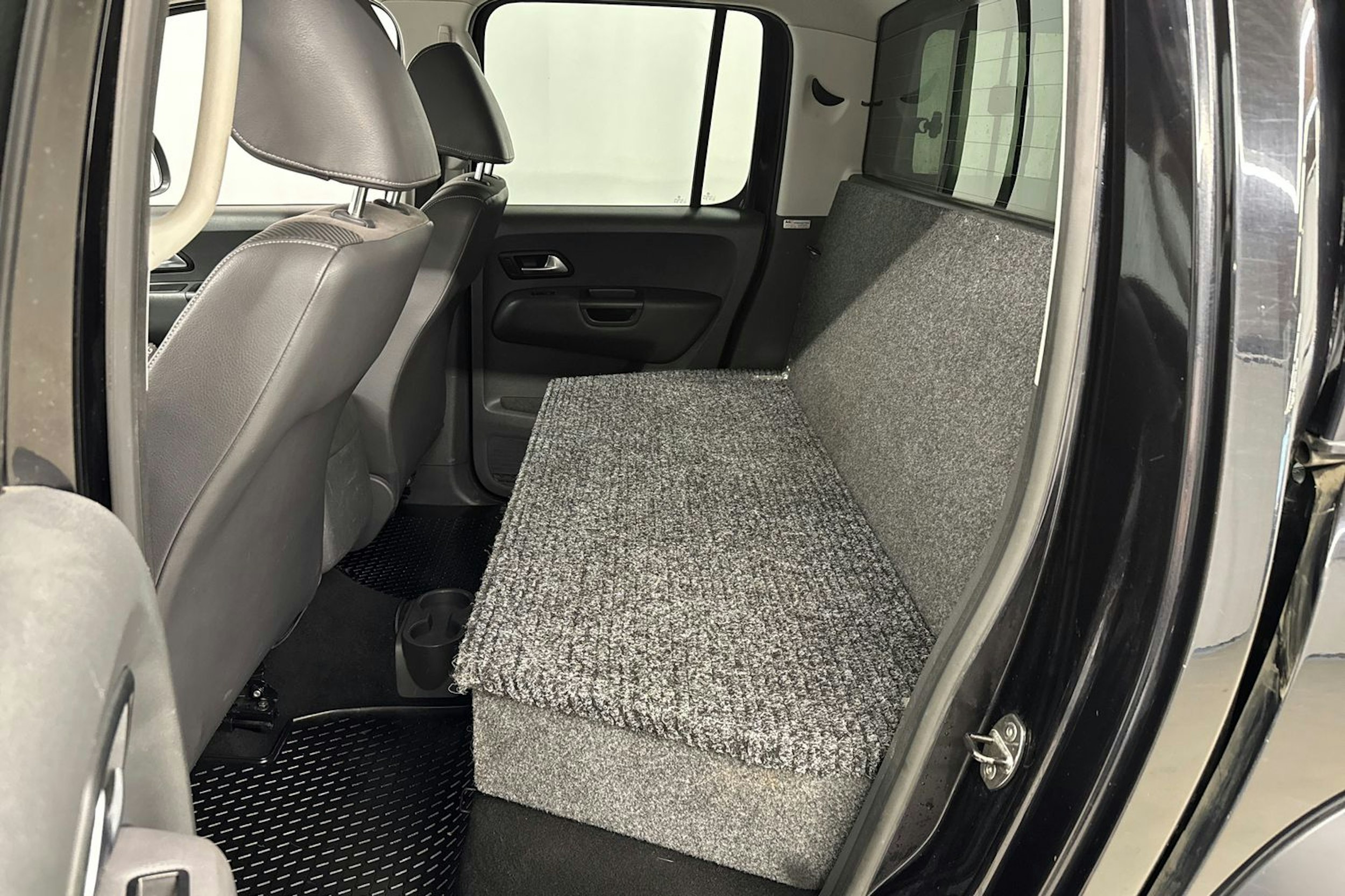 musta Volkswagen Amarok 2016 kuva 24.