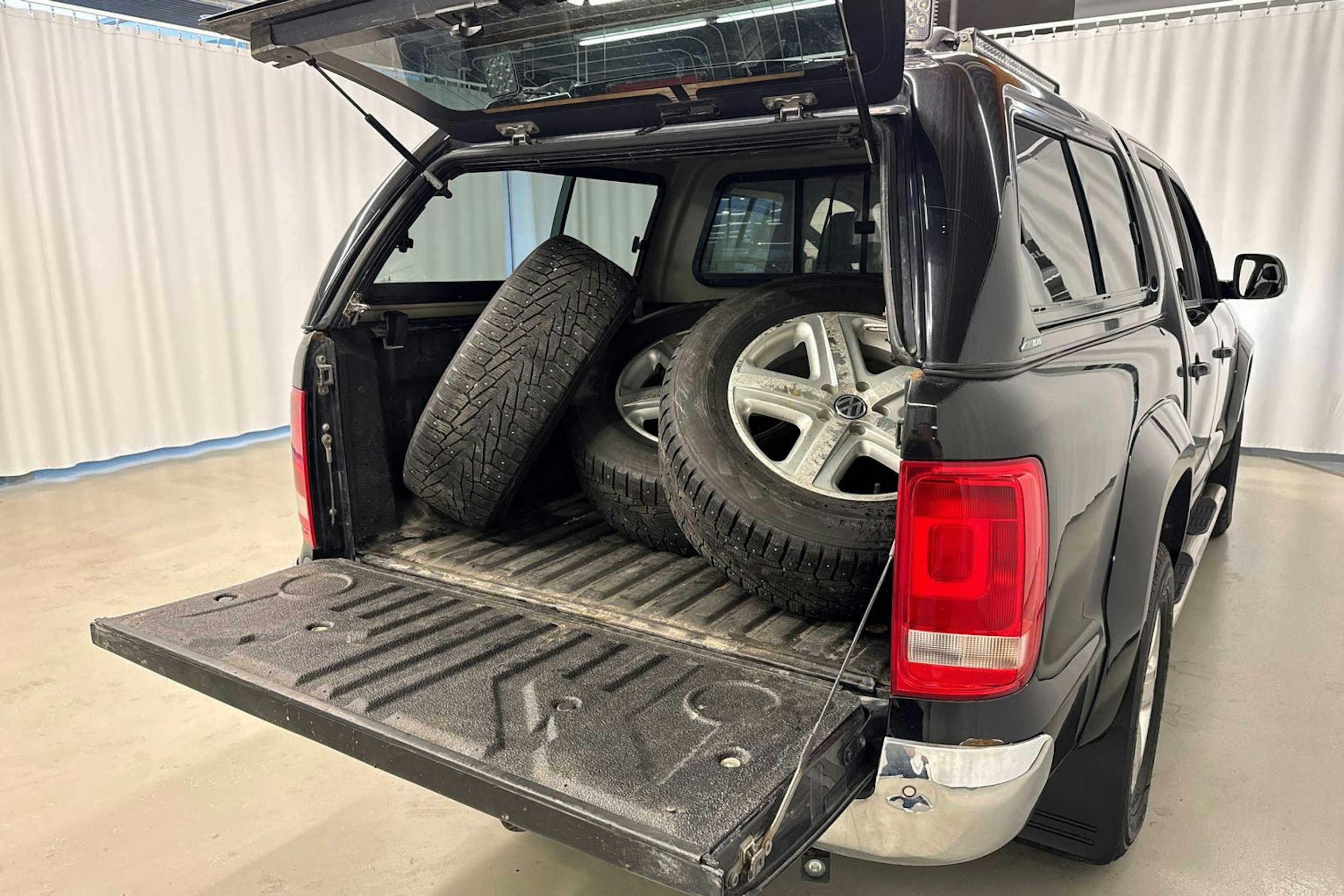 musta Volkswagen Amarok 2016 kuva 25.