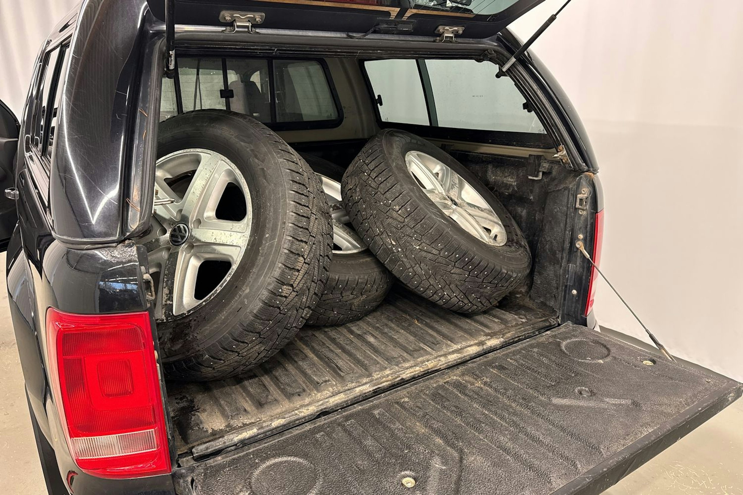 musta Volkswagen Amarok 2016 kuva 26.