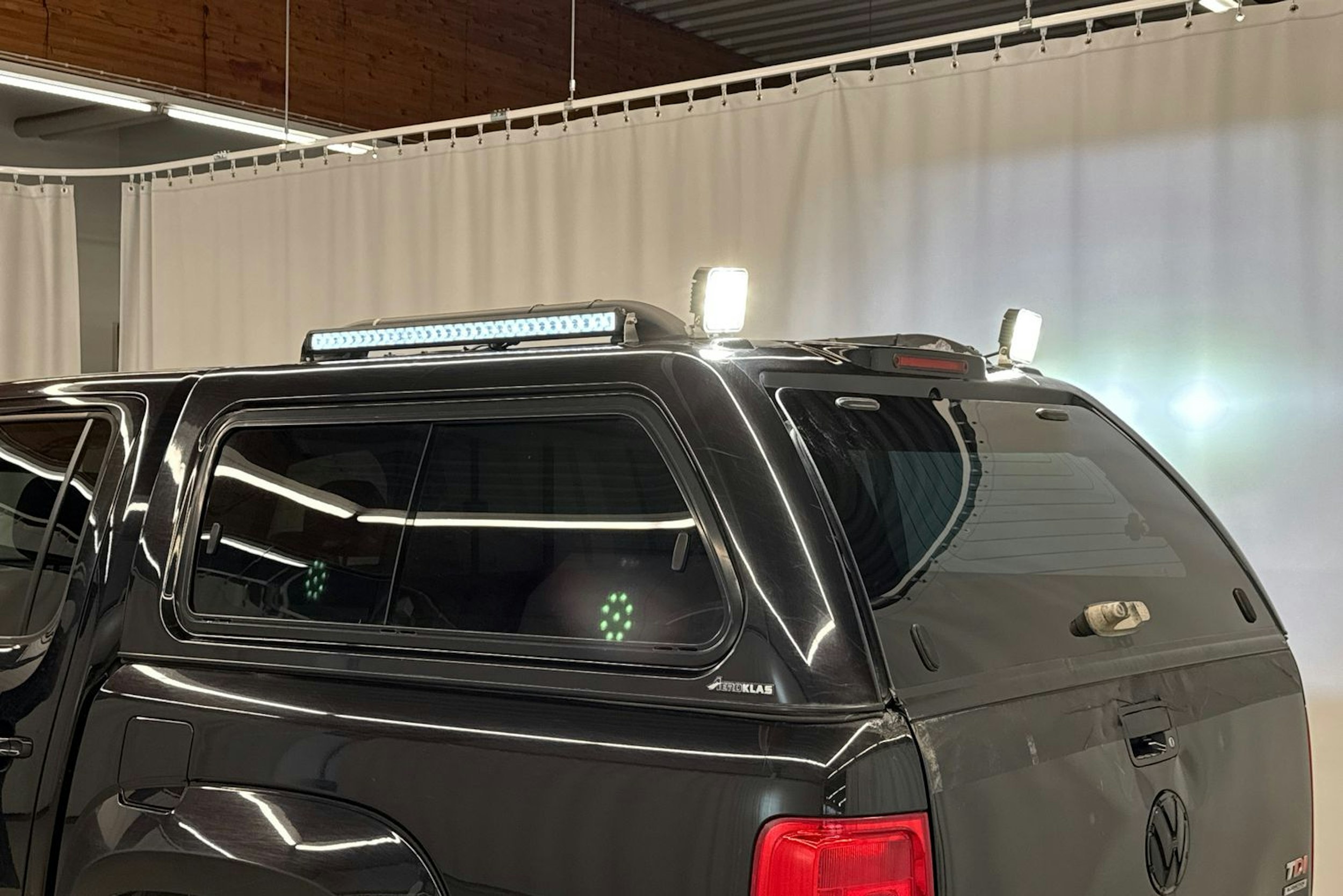 musta Volkswagen Amarok 2016 kuva 27.